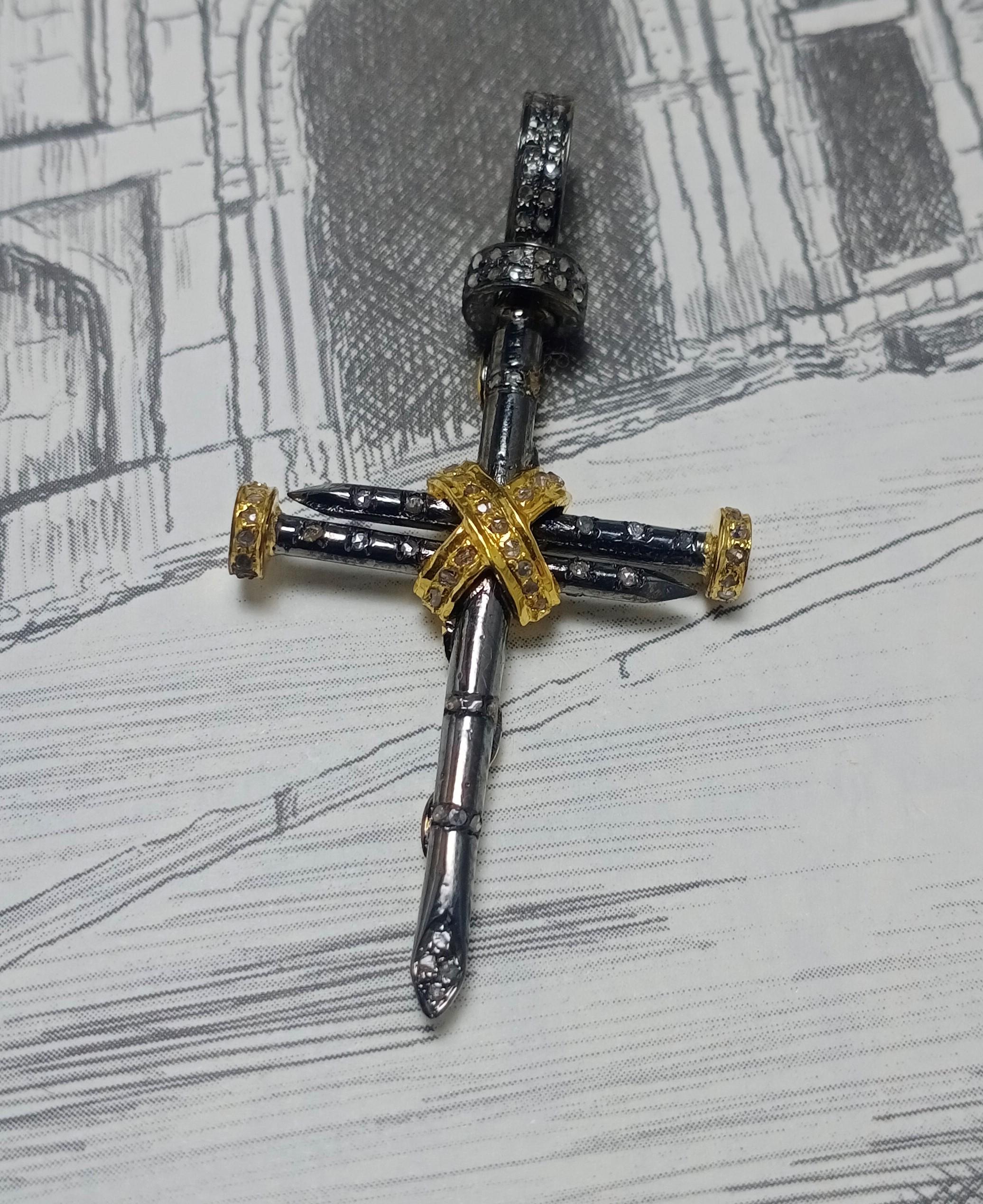 Pendentif croix de clous en argent sterling pavé de diamants avec collier en cuir en vente
