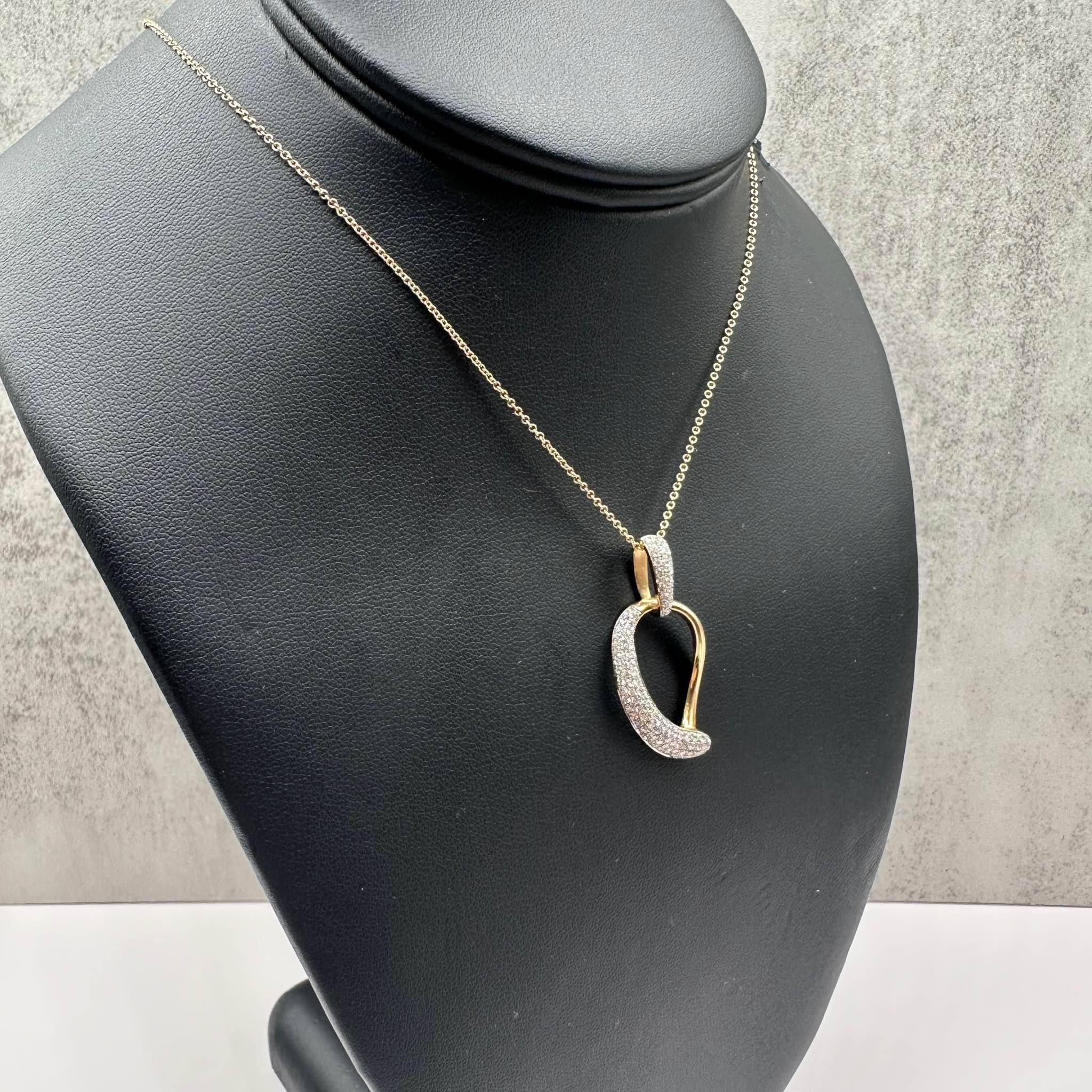 Ce superbe collier de diamants en pavé en or 14kt présente environ 0,75ctw de diamants ronds naturels de couleur GH, de pureté I, sertis dans un design bicolore pour plus d'élégance. La longueur de 16 pouces est parfaite pour être superposée ou