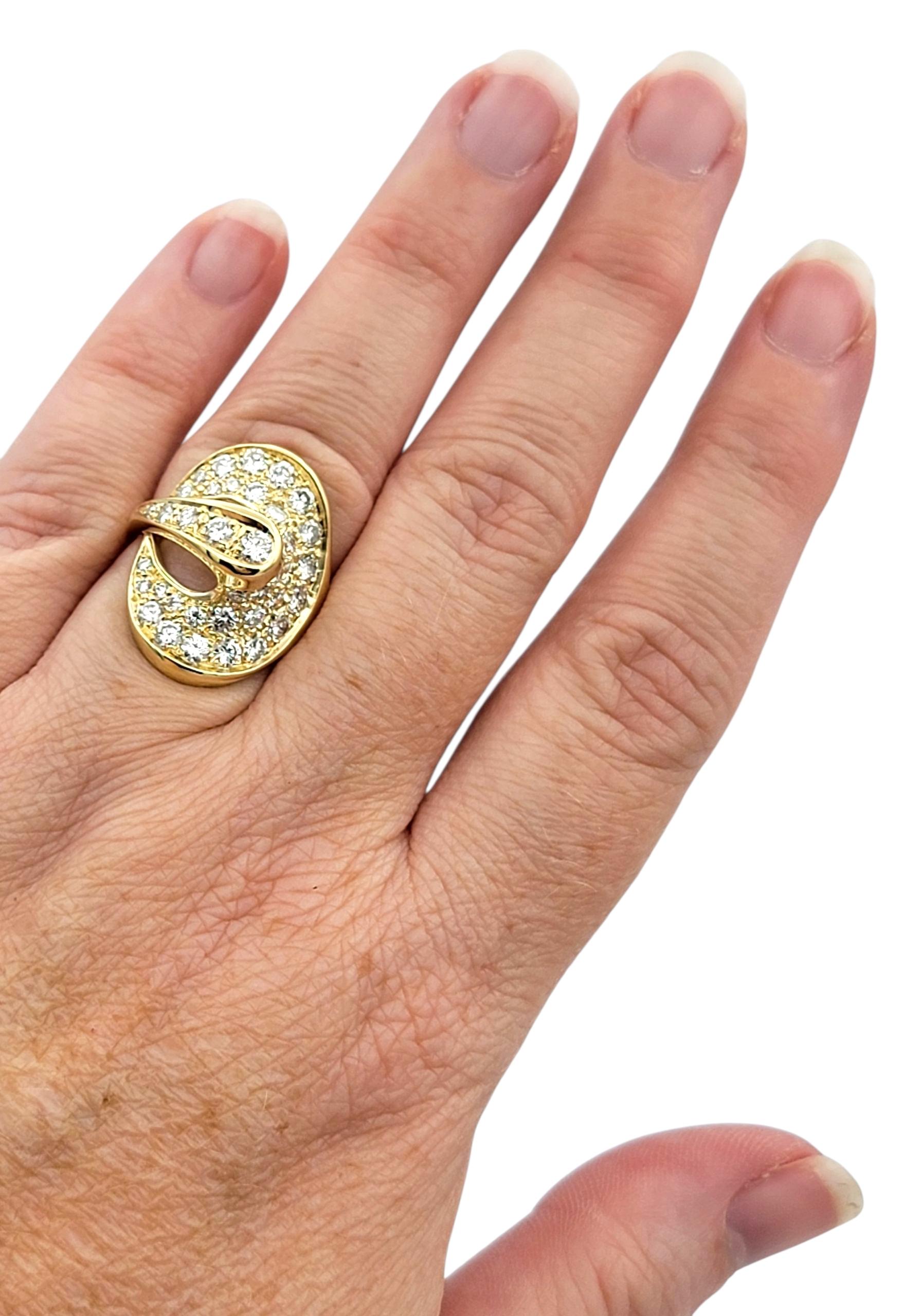 Anillo de cóctel de oro amarillo de 14 quilates con pavé de diamantes oblongos de corte escultural en venta 4