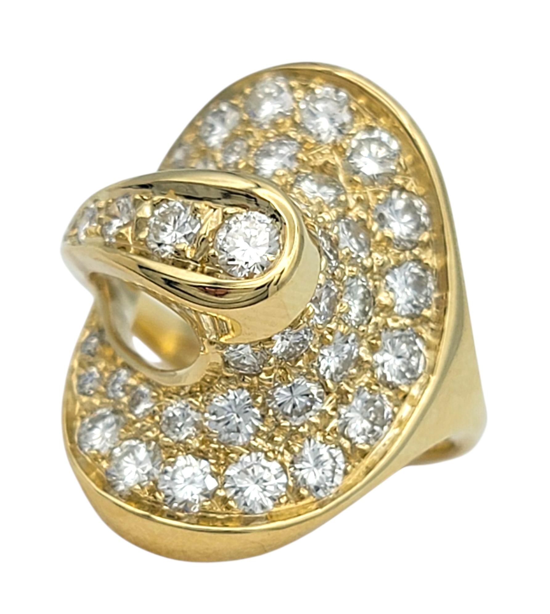 Anillo de cóctel de oro amarillo de 14 quilates con pavé de diamantes oblongos de corte escultural Contemporáneo en venta