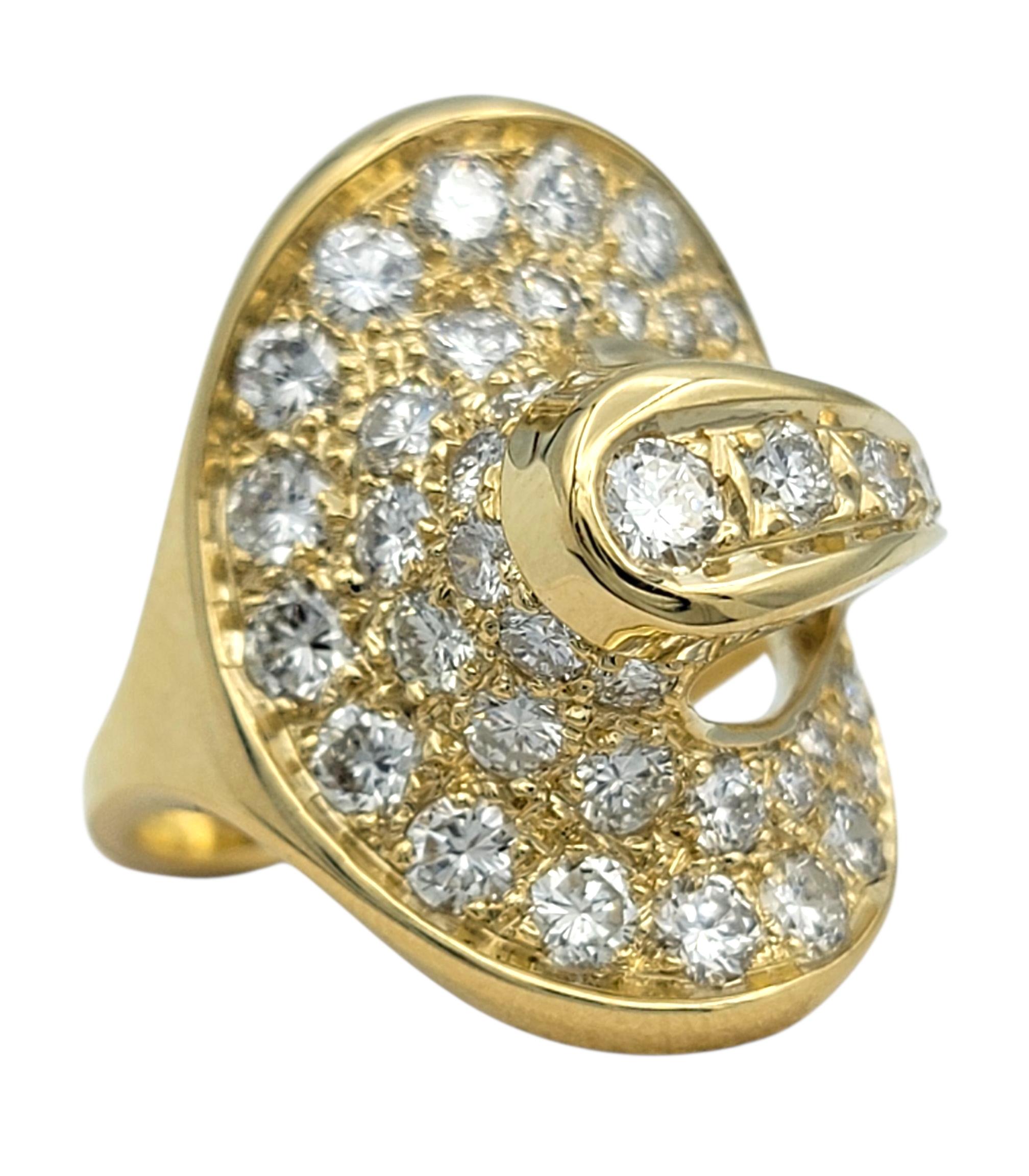 Anillo de cóctel de oro amarillo de 14 quilates con pavé de diamantes oblongos de corte escultural en Bueno estado para la venta en Scottsdale, AZ