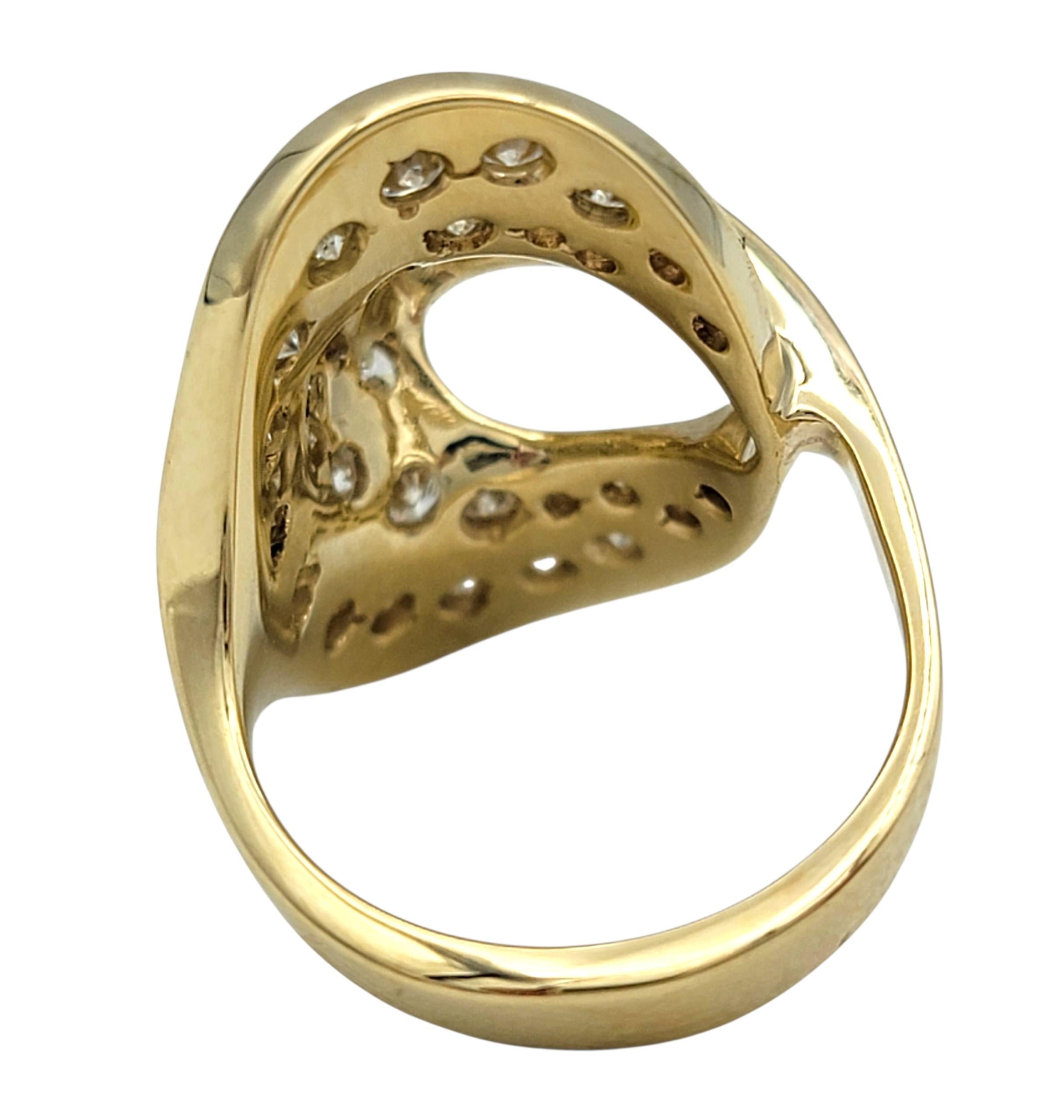 Anillo de cóctel de oro amarillo de 14 quilates con pavé de diamantes oblongos de corte escultural en venta 2