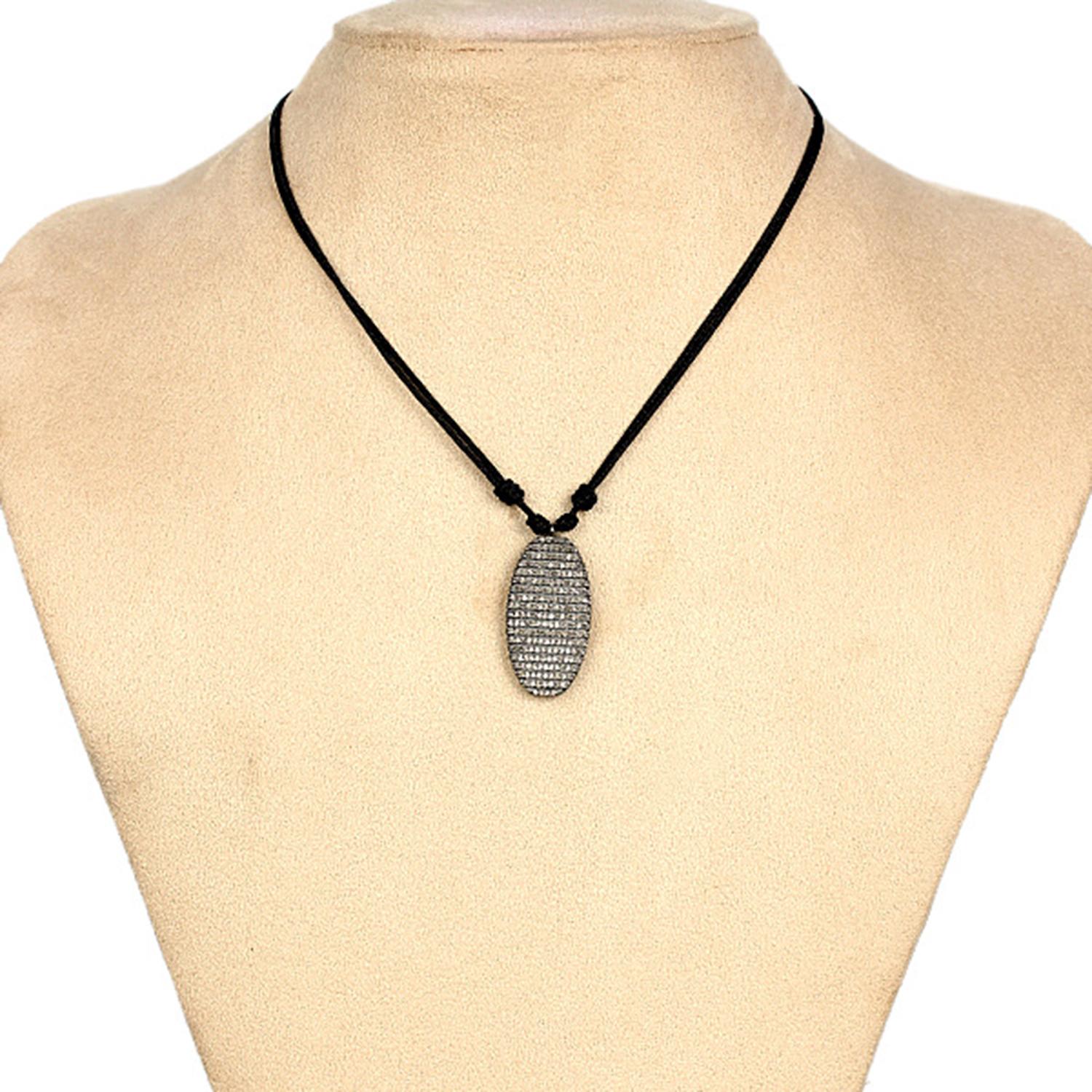 Artisan Pendentif disque ovale en argent avec diamants pavés en vente