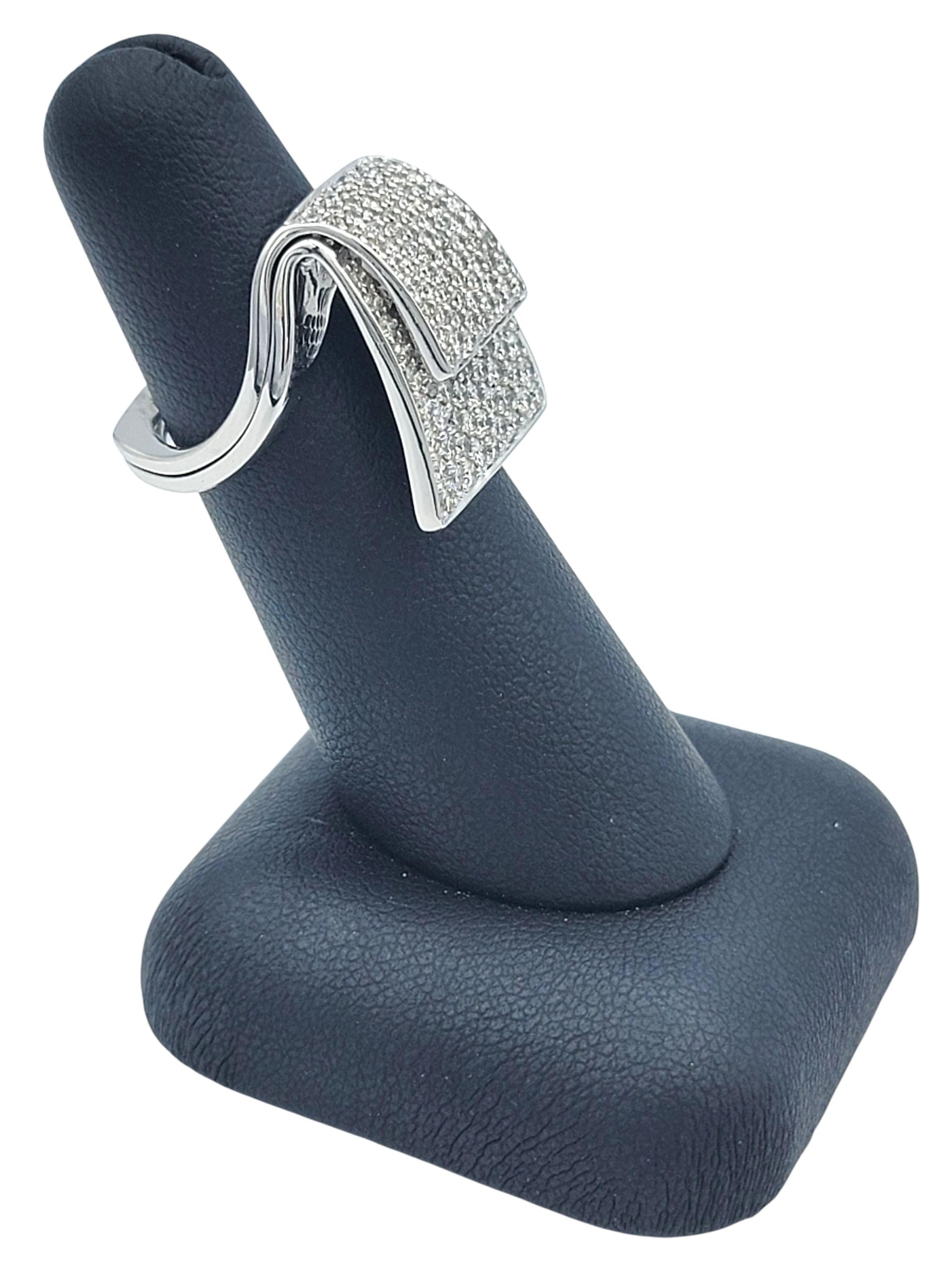 Pavé-Diamant-Cocktailring im überlappenden Design aus poliertem 14 Karat Weißgold im Angebot 4