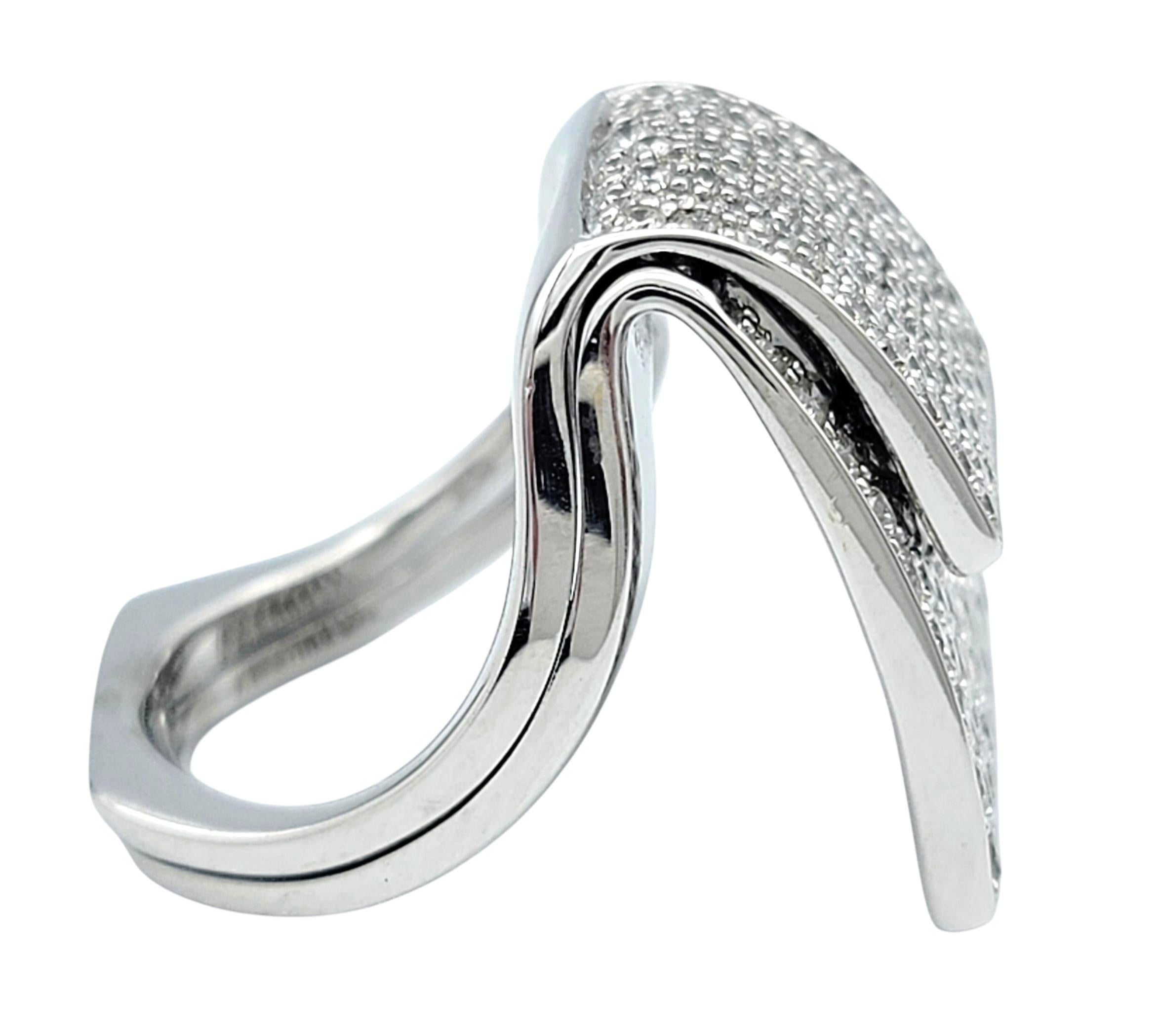 Pavé-Diamant-Cocktailring im überlappenden Design aus poliertem 14 Karat Weißgold (Rundschliff) im Angebot