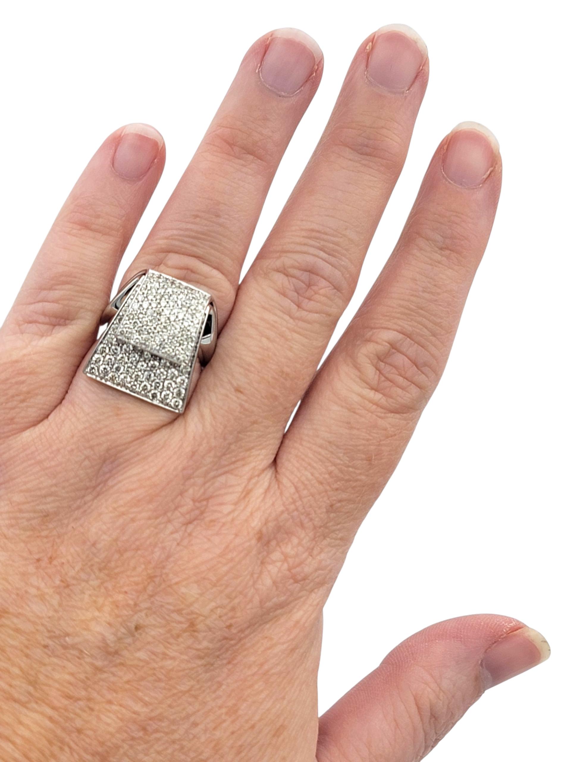 Pavé-Diamant-Cocktailring im überlappenden Design aus poliertem 14 Karat Weißgold im Angebot 1