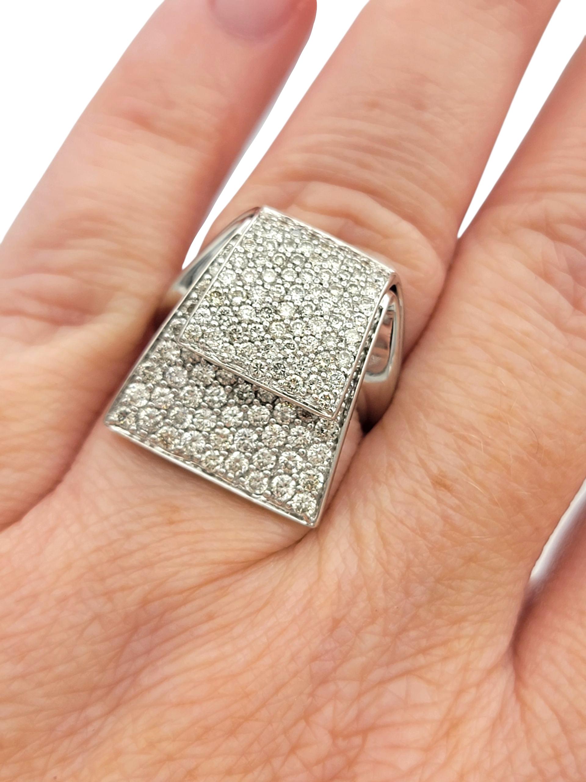 Pavé-Diamant-Cocktailring im überlappenden Design aus poliertem 14 Karat Weißgold im Angebot 2