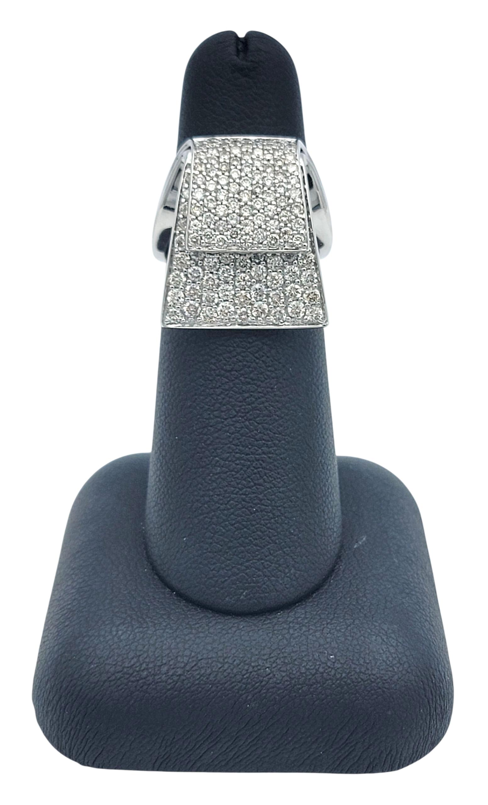 Pavé-Diamant-Cocktailring im überlappenden Design aus poliertem 14 Karat Weißgold im Angebot 3