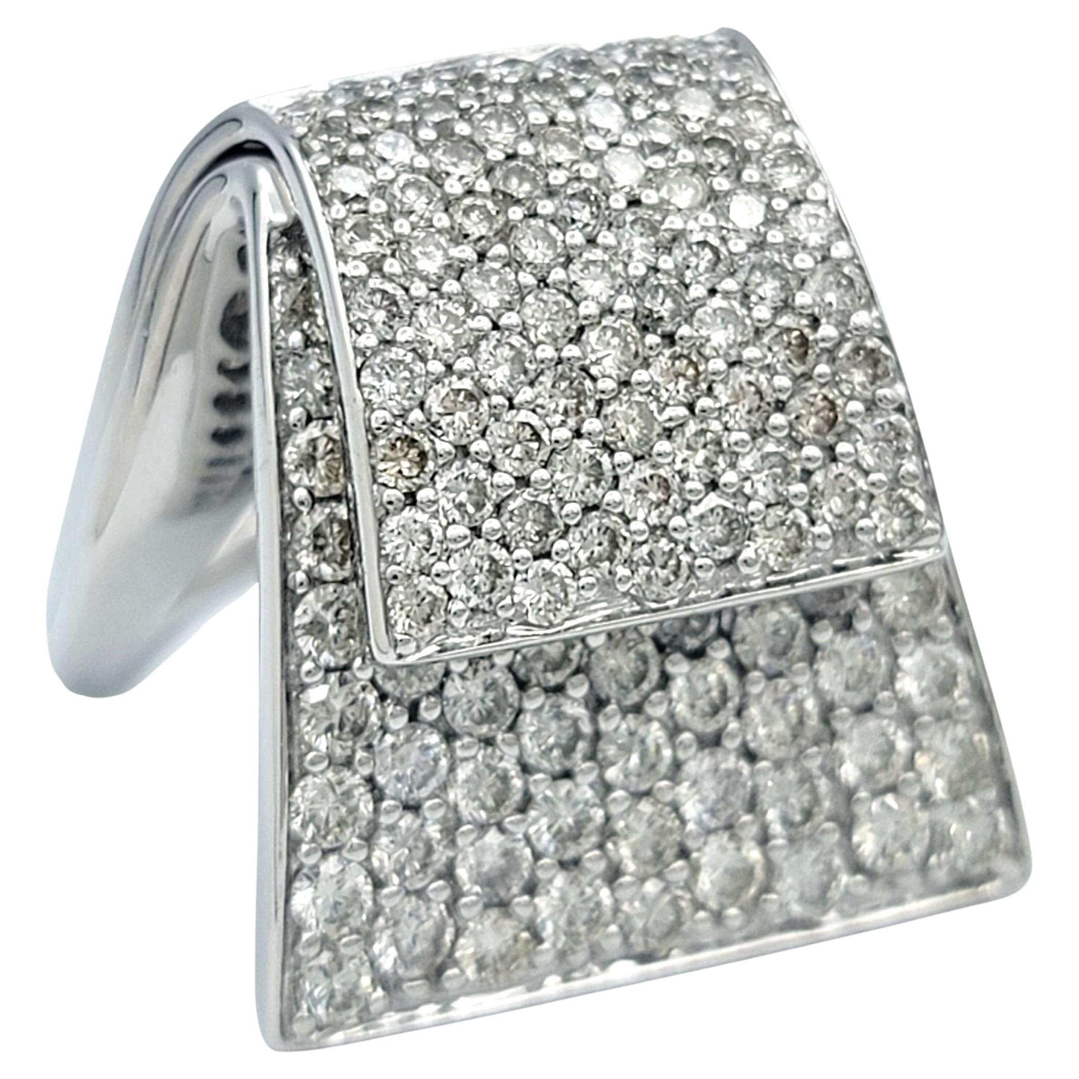 Pavé-Diamant-Cocktailring im überlappenden Design aus poliertem 14 Karat Weißgold im Angebot