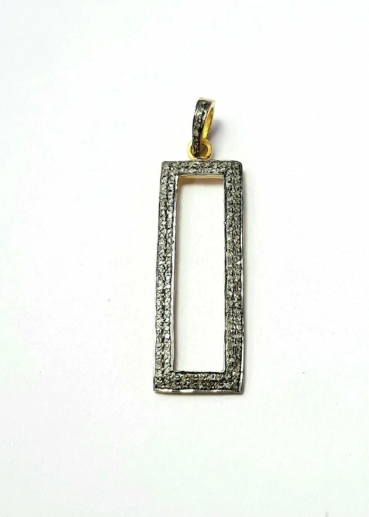 Ciondolo con diamante Pave in argento 925 Collana di Natale con diamante fatta a mano Unisex 

Peso totale dei carati
0,24 ctw e meno
Dimensione
45x13 mm circa
Materiale
Diamante, A. Silver
Purezza del metallo
925
Pietra