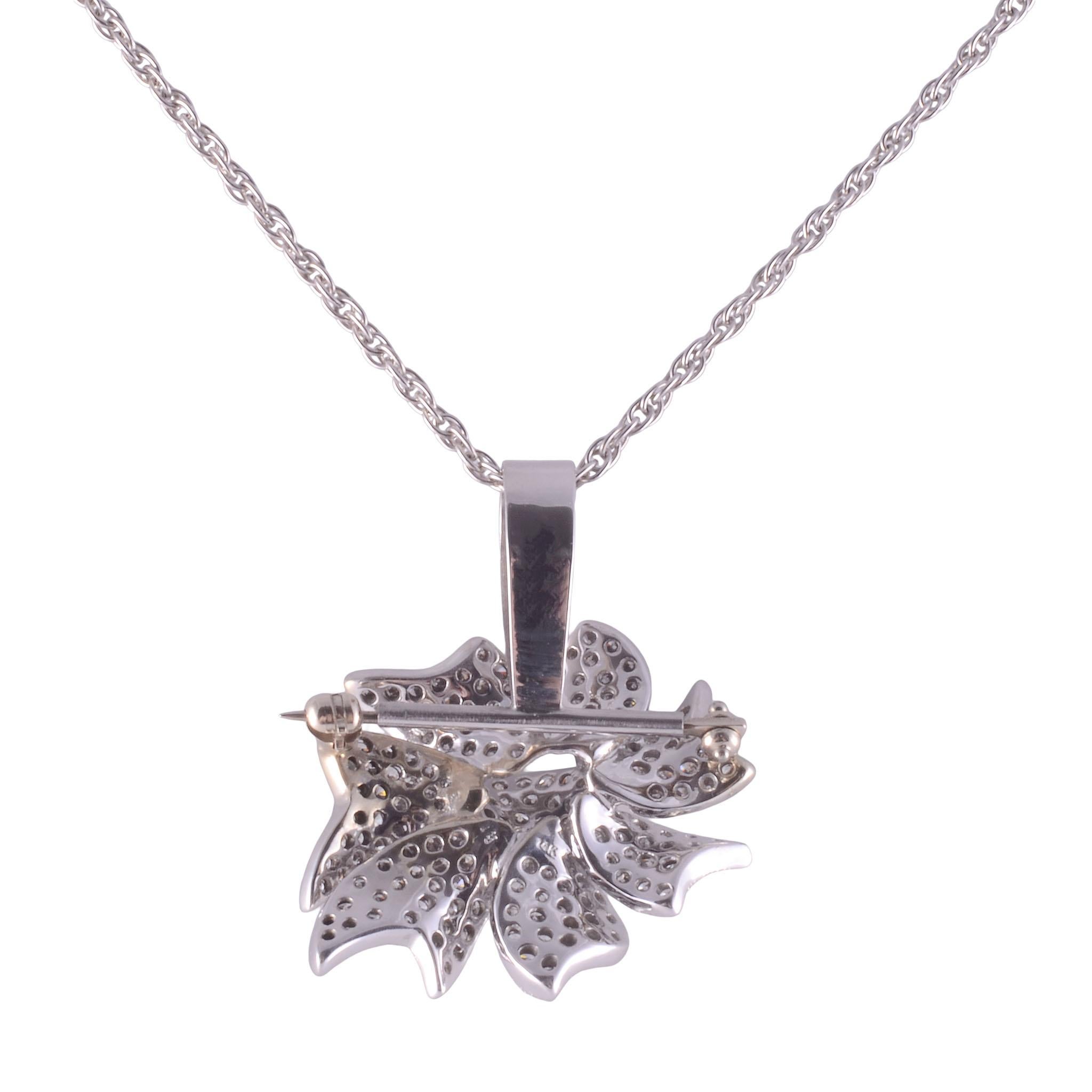 Épingle en diamant pave Estate avec pendentif rehausseur sur chaîne. Cette broche en or blanc 14 carats avec pendentif rehausseur présente un poids total de 2,25 carats de diamants pavés. Les diamants ont une pureté VS2-SI2 et une couleur H-J, deux