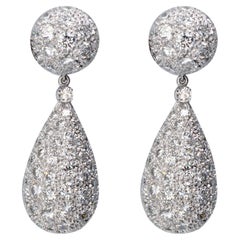 Boucles d'oreilles pendantes en platine avec diamants pavés