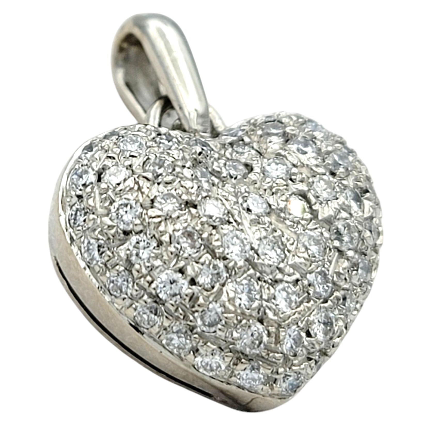 Irradia eleganza e romanticismo senza tempo con questo incantevole ciondolo a forma di cuore. Realizzato meticolosamente in oro bianco 18 carati, questo squisito pezzo è un vero simbolo di amore e raffinatezza. Ogni curva del cuore è ornata da un