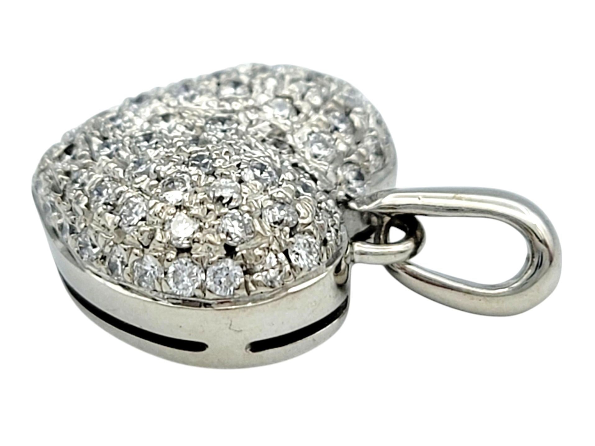 Contemporaneo Ciondolo a forma di cuore gonfio con diamante Pavé in oro bianco lucido 18 carati in vendita