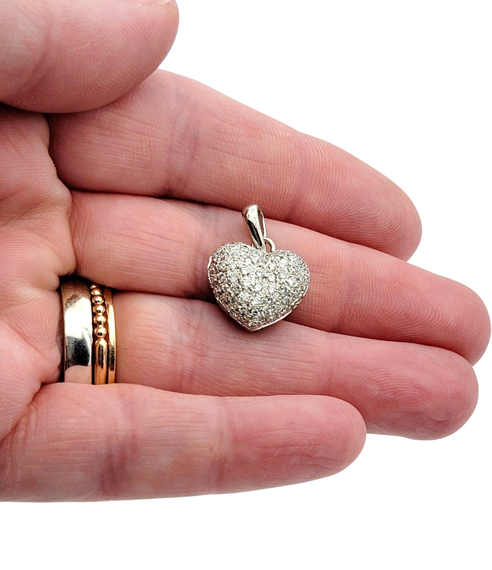 Ciondolo a forma di cuore gonfio con diamante Pavé in oro bianco lucido 18 carati In condizioni buone in vendita a Scottsdale, AZ