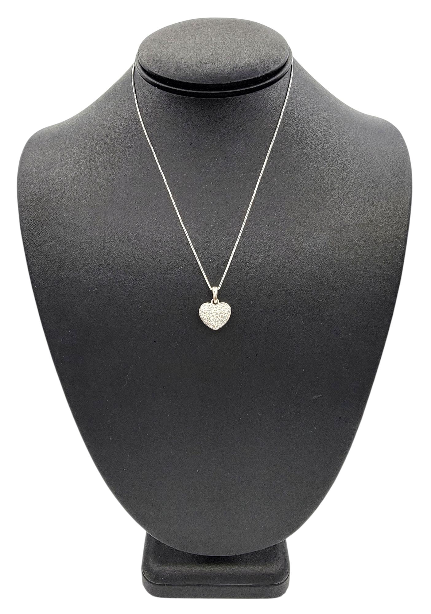 Donna Ciondolo a forma di cuore gonfio con diamante Pavé in oro bianco lucido 18 carati in vendita