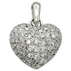 Colgante de corazón abombado con pavé de diamantes en oro blanco pulido de 18 quilates