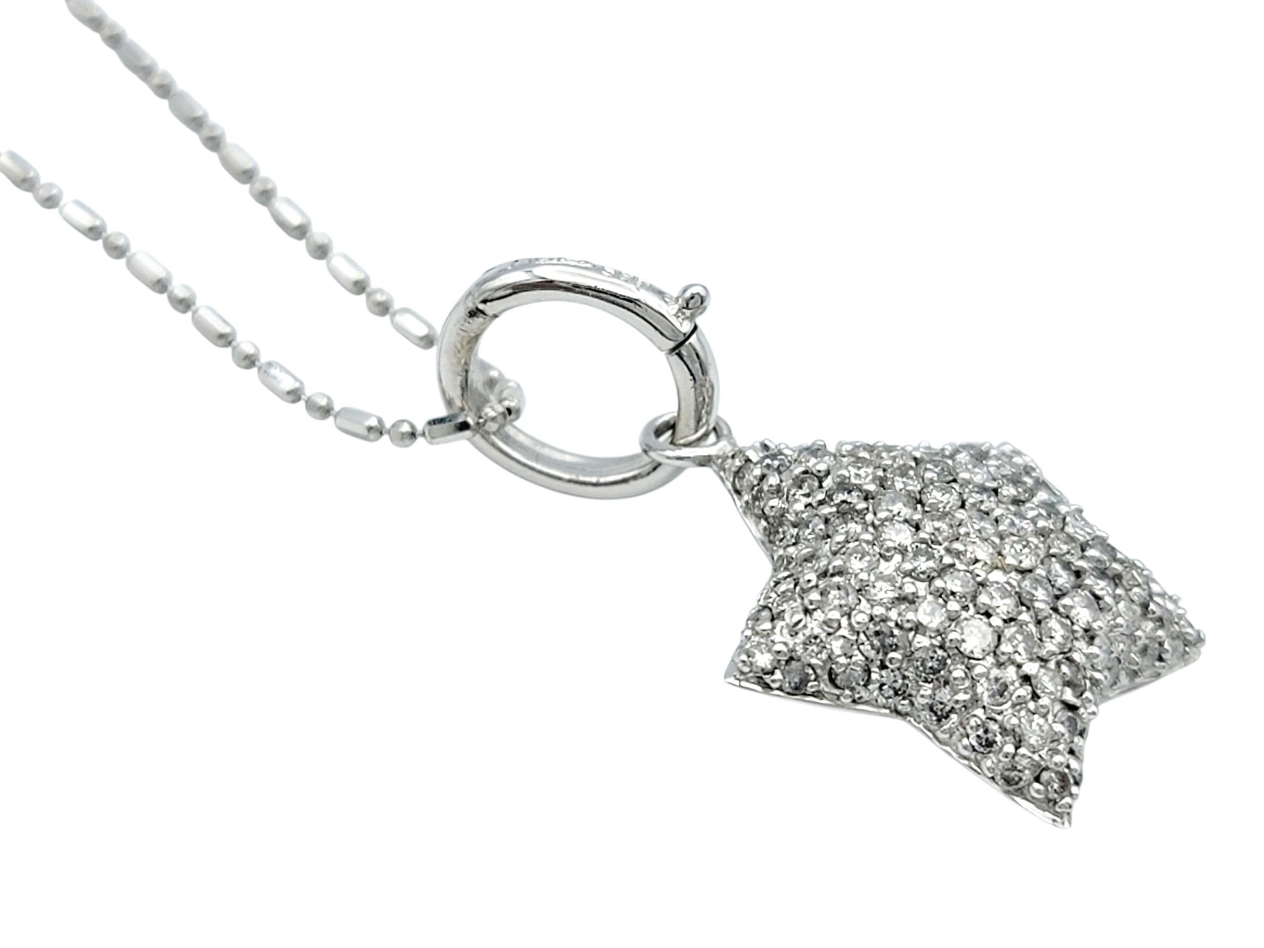 Dieser bezaubernde Anhänger hat ein abnehmbares Sterndesign mit Scharnieren und ist vollständig mit funkelnden runden Diamanten im Brillantschliff ausgefasst. Jeder Diamant ist eng gefasst, um die Brillanz zu maximieren, und verleiht dem Stern eine