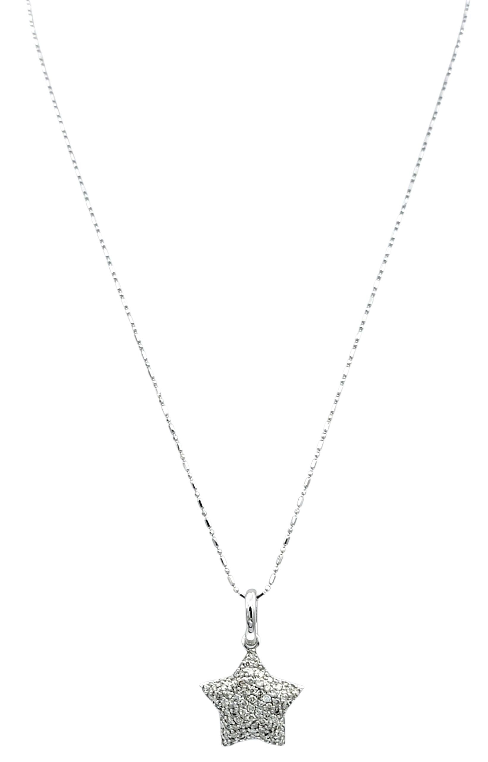 Pavé Diamant Puffy Star Anhänger Halskette aus poliertem 14 Karat Weißgold (Rundschliff) im Angebot