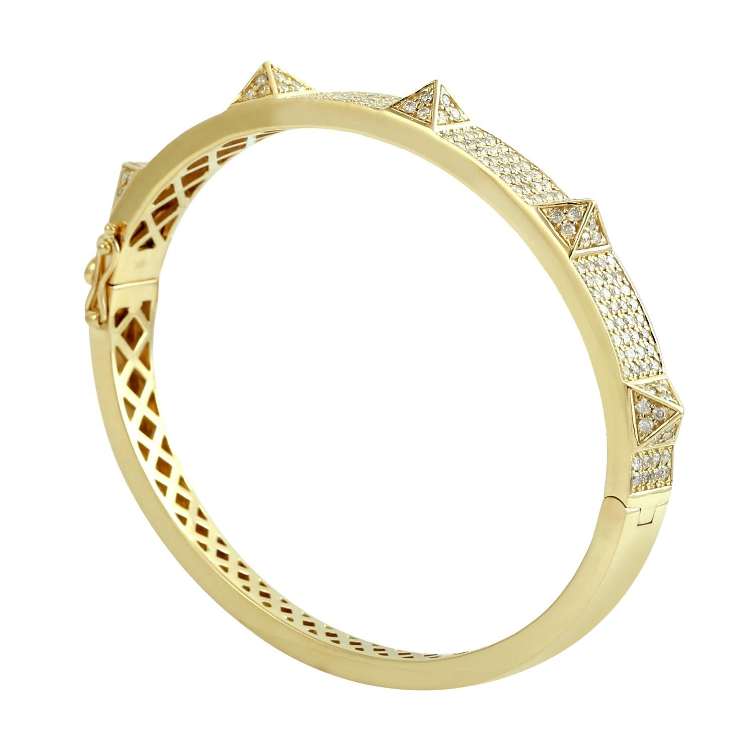 Art Déco Pave Diamond Pyramid & Spike Bangle Made In 14k Yellow Gold in vendita
