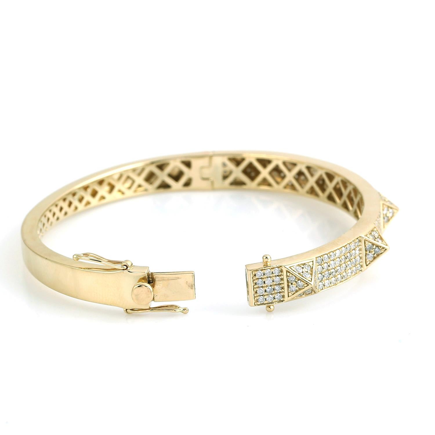 Taglio misto Pave Diamond Pyramid & Spike Bangle Made In 14k Yellow Gold in vendita
