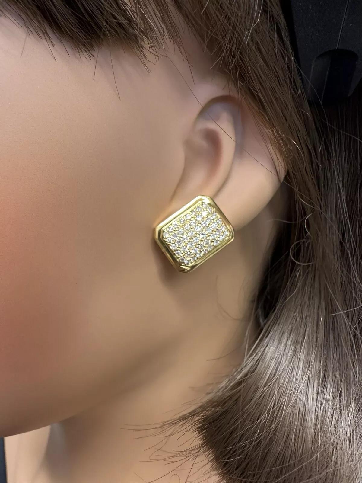 Boucles d'oreilles bouton rectangulaire avec diamant pavé 1.74 cttw en or jaune 18k

Les boucles d'oreilles en pavé de diamants présentent des diamants ronds et brillants sertis dans une monture de forme rectangulaire en or jaune 18k. Les boucles
