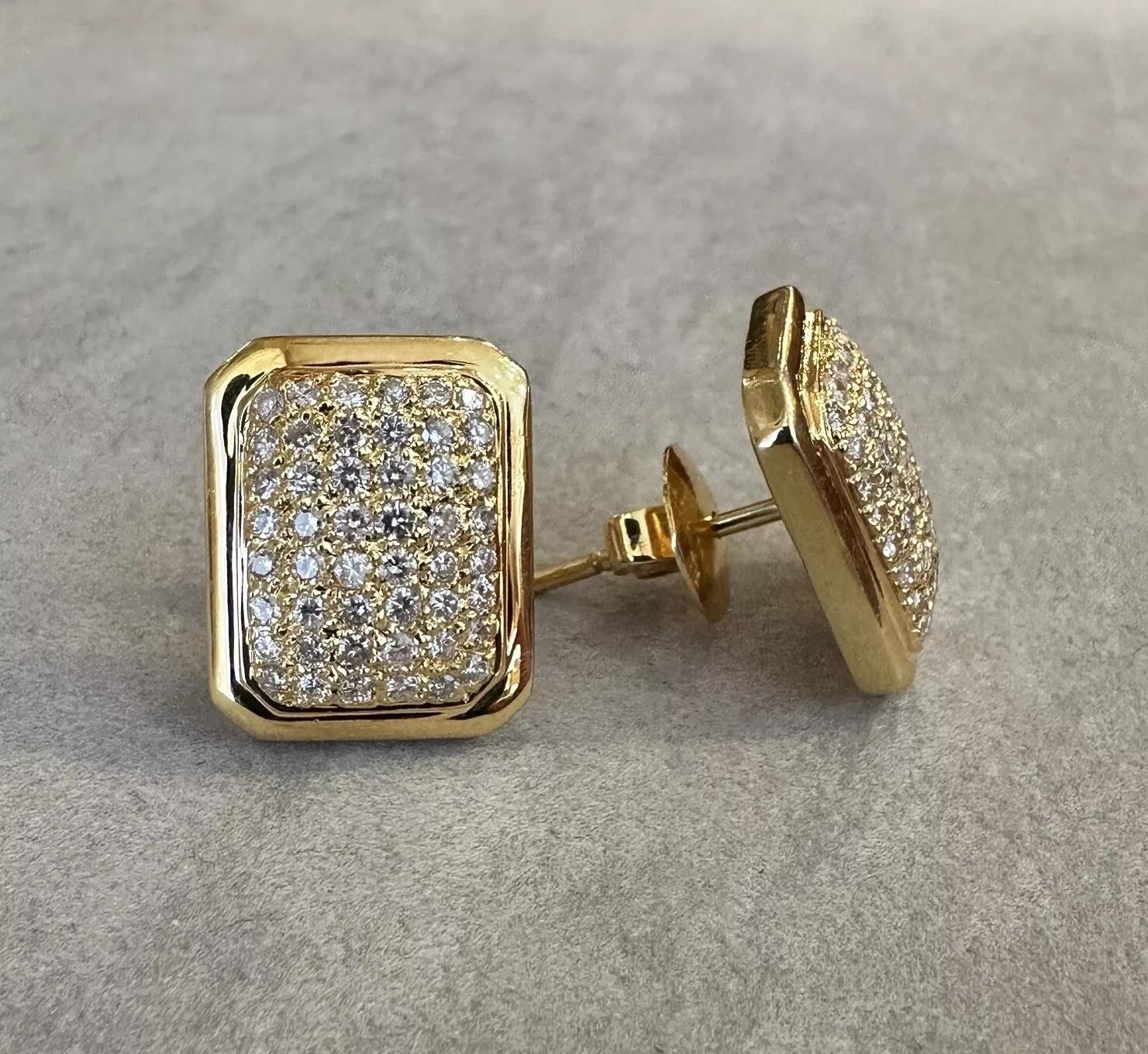 Taille ronde Boucles d'oreilles bouton rectangulaires en or jaune 18 carats avec diamants pavés de 1,74 carat au total en vente