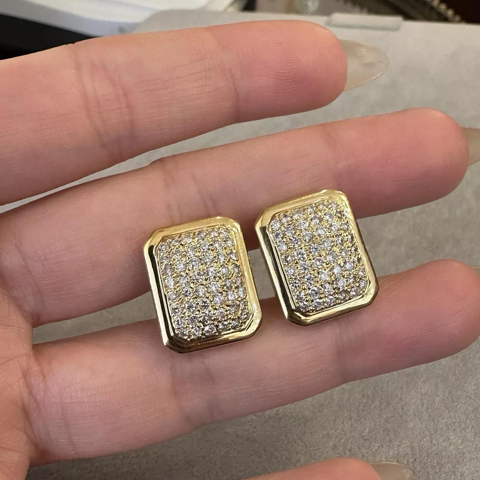 Boucles d'oreilles bouton rectangulaires en or jaune 18 carats avec diamants pavés de 1,74 carat au total Pour femmes en vente
