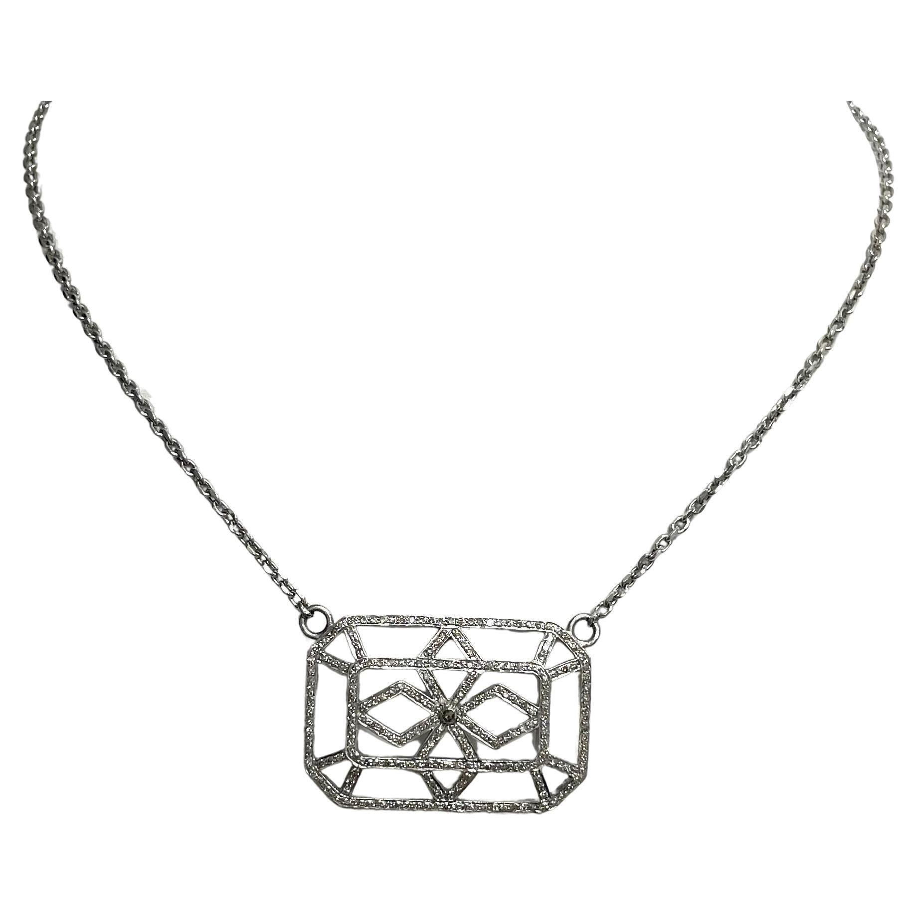 Pendentif rectangulaire en or blanc avec diamants pavés sur chaîne collier