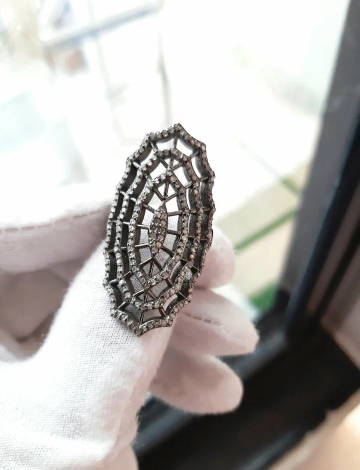 Anello con pavé di diamanti in argento 925 Anello a ragnatela fatto a mano con diamanti. In condizioni Nuovo in vendita a Chicago, IL
