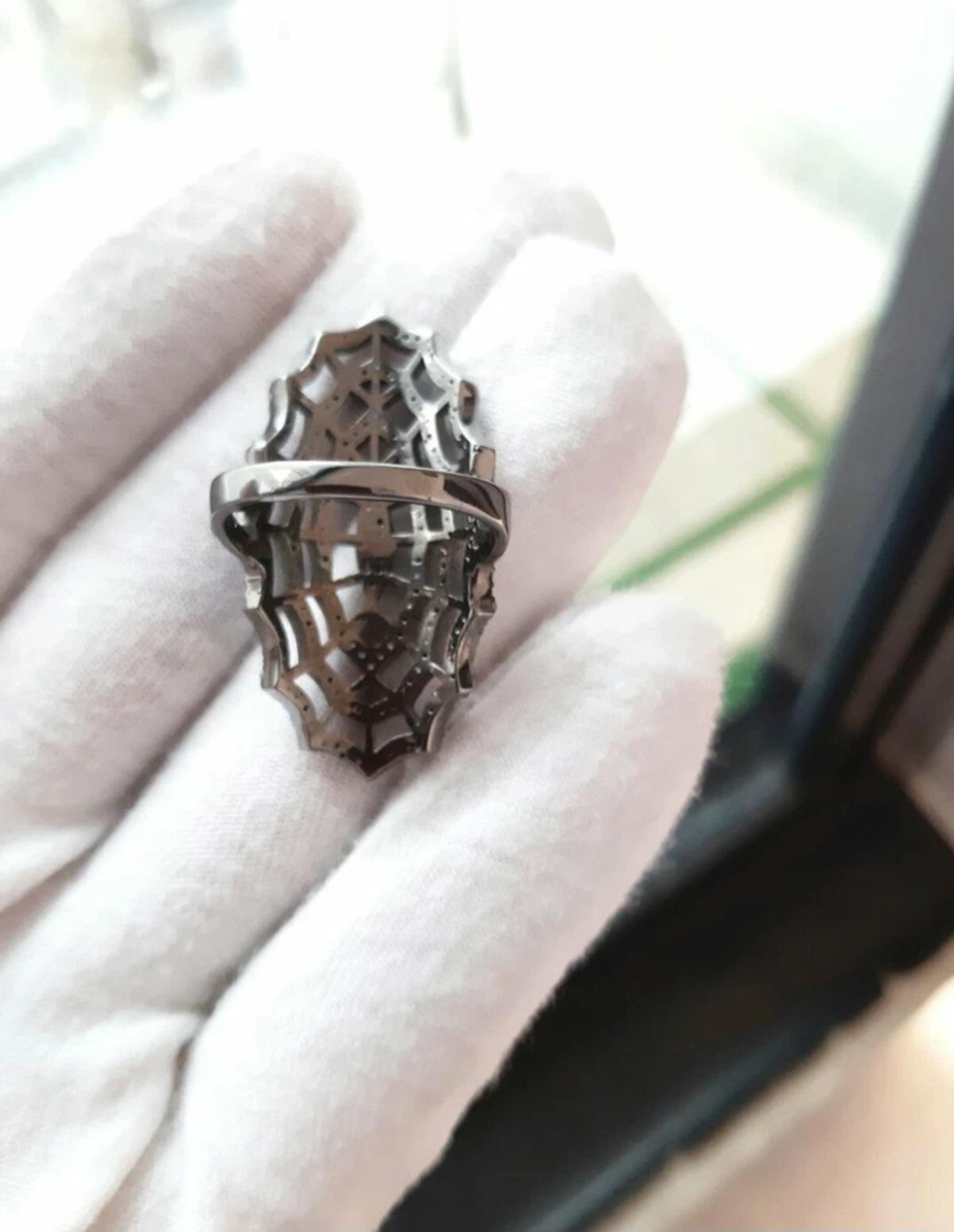 Anello con pavé di diamanti in argento 925 Anello a ragnatela fatto a mano con diamanti. in vendita 2