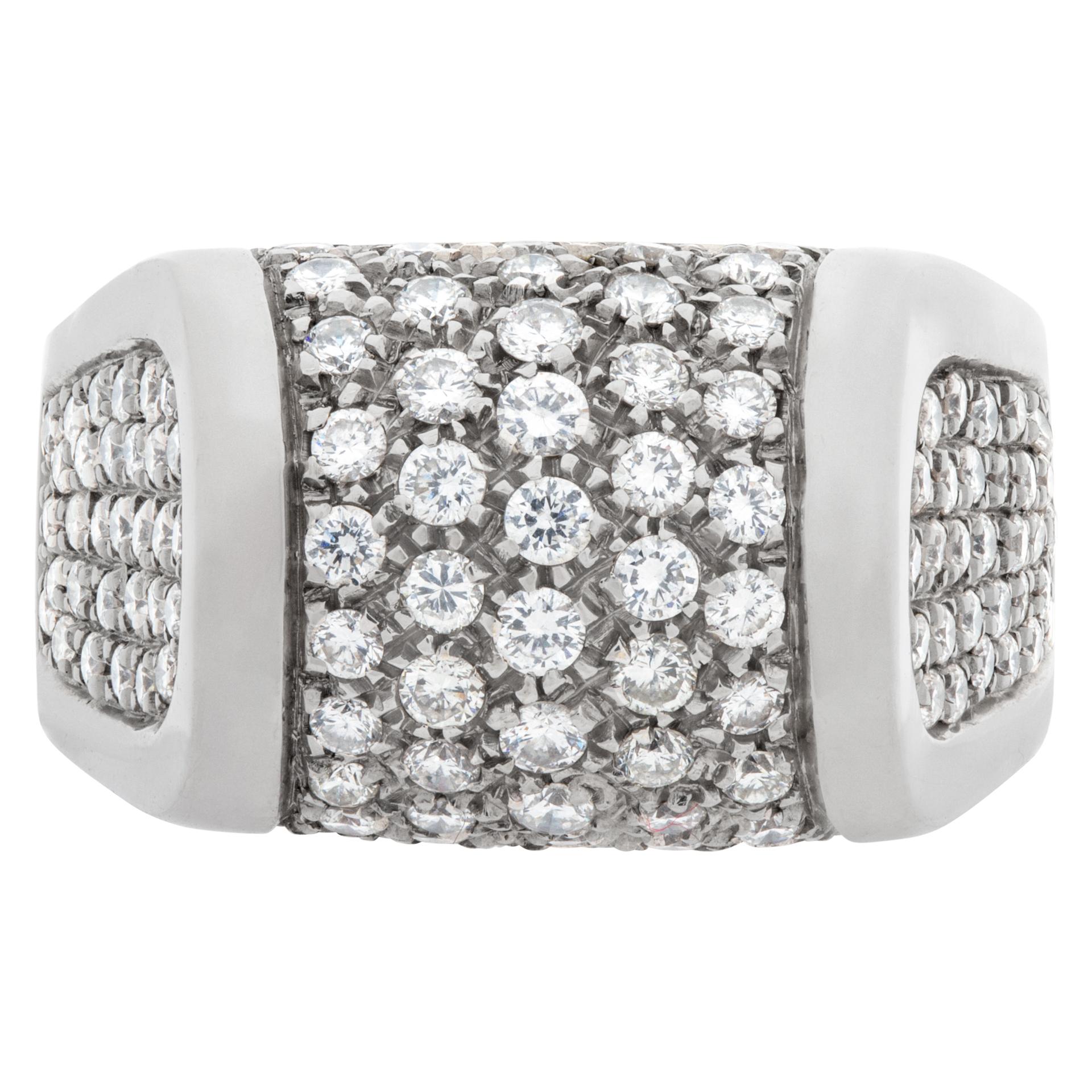 Anello con pavé di diamanti in oro bianco 18 carati con circa 1,10 carati di diamanti di colore G-H e purezza VS. Taglia 8.

Questo anello con diamante è attualmente di misura 8. Alcuni articoli possono essere aumentati o diminuiti, chiedi pure!