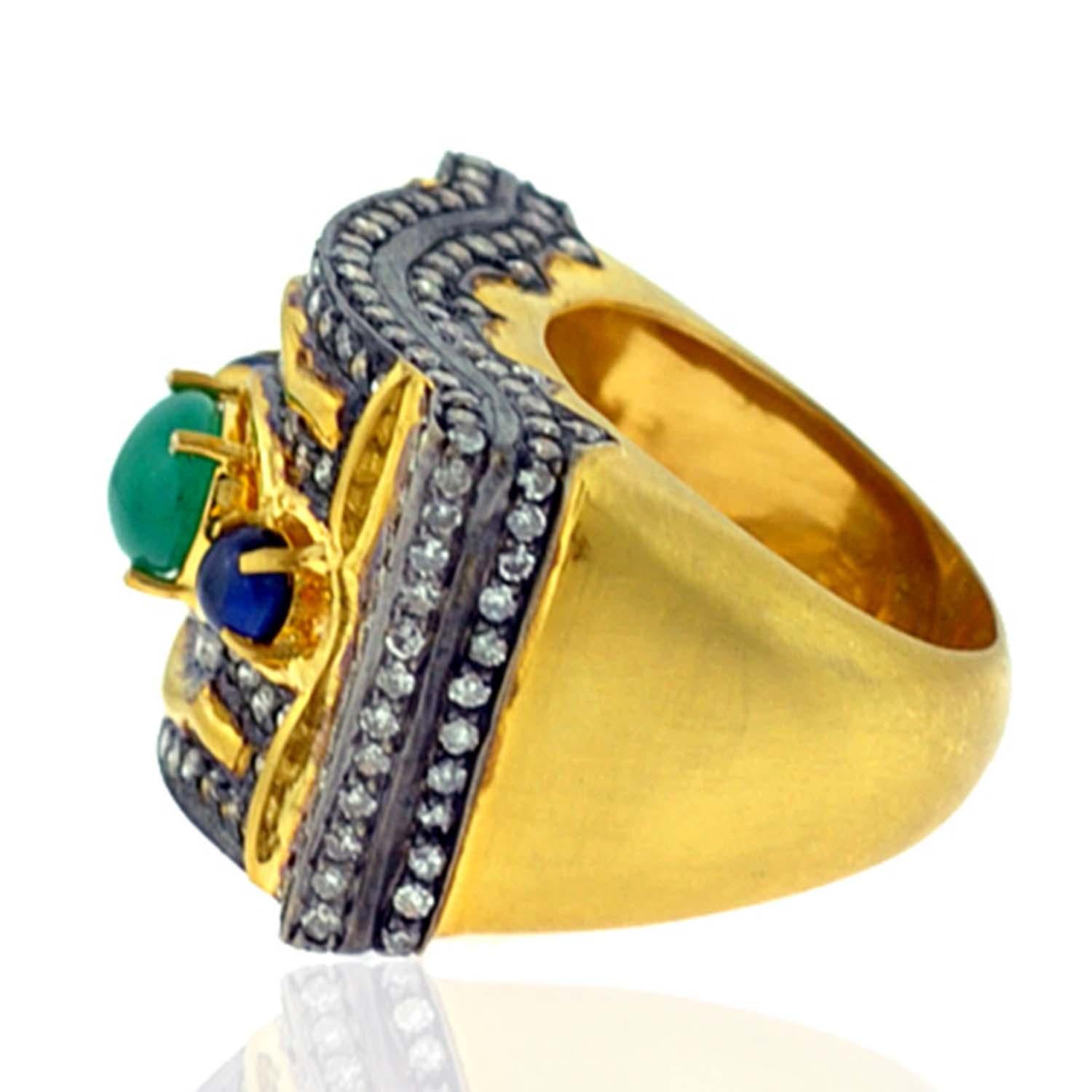 Artigiano Anello con pavé di diamanti, smeraldo e zaffiro in oro e argento 18 carati in vendita