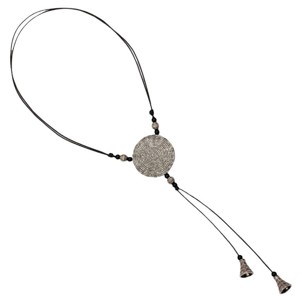 Halskette aus Silber mit rundem Macrame-Diamantpavé-Scheiben und schwarzem Onyx im Angebot