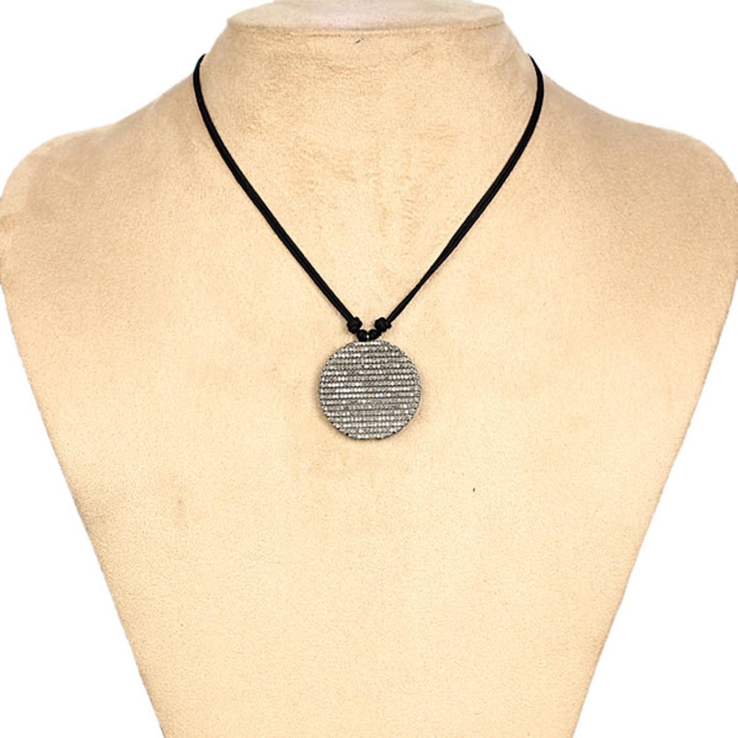 Artigiano Collana in corda con ciondolo a disco rotondo con diamanti Pave in argento in vendita