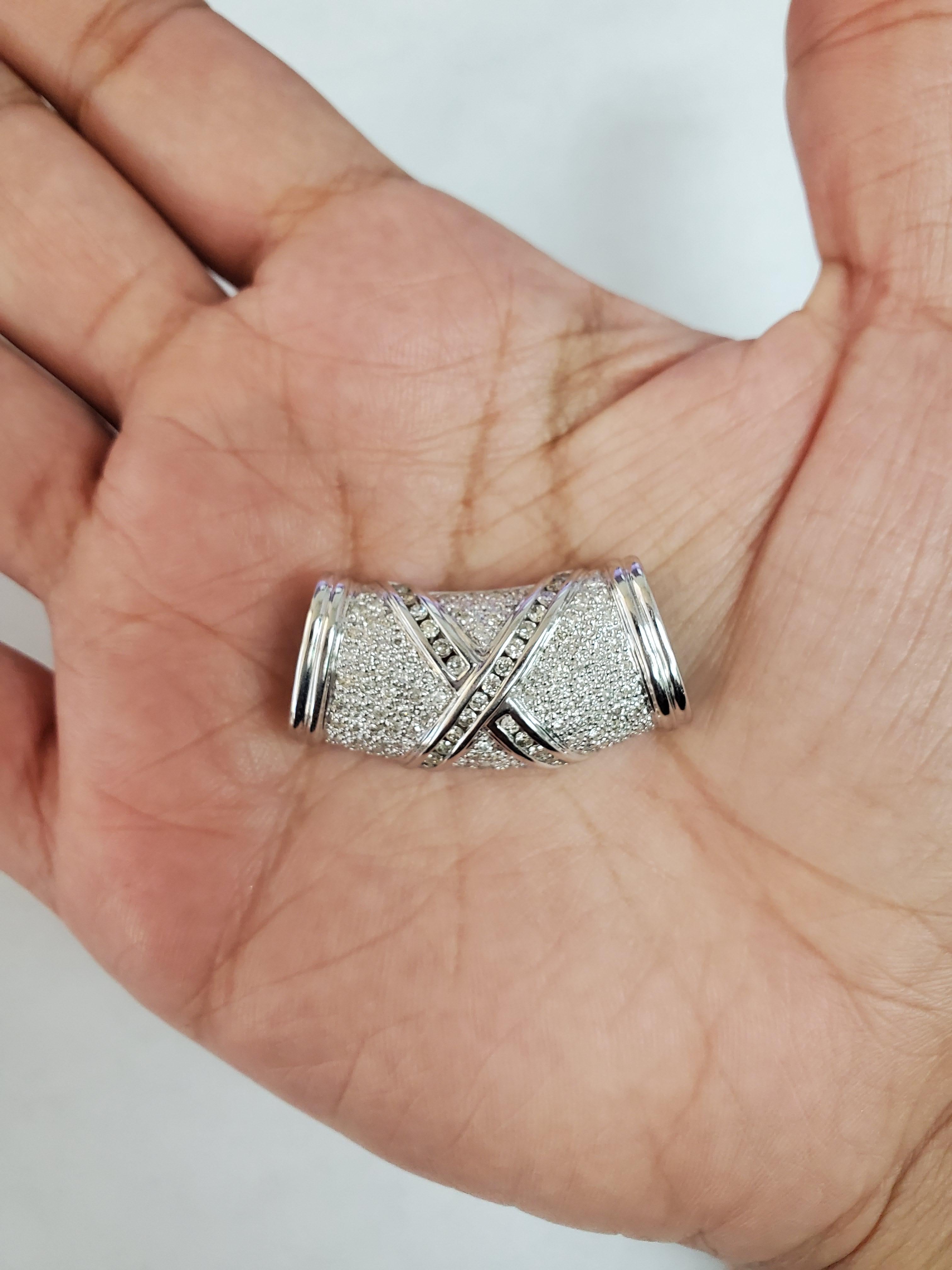 ♥ Product Summary ♥

Main Stone: Diamonds
Approx. Carat Weight: 1.50cttw
Metal Choice: 14K White Gold 
Diamond Clarity: SI1/SI2
Diamond Color: G/H
Stone Cut: Round
Number of Stones: 128 Diamonds
Dimensions: 16mm x 35mm 
Chain: 18