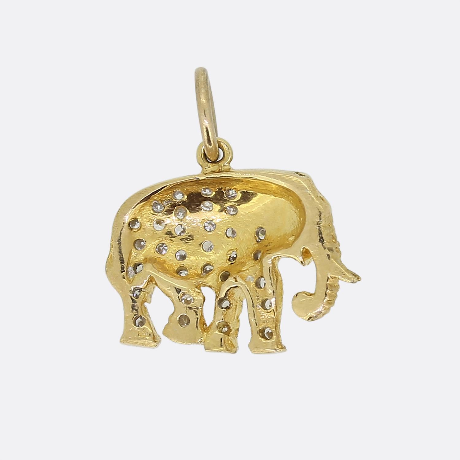 Ecco un ciondolo vintage in oro giallo 18ct realizzato a forma di elefante. Tutte le caratteristiche iconiche sono state sapientemente dimostrate, comprese le grandi orecchie, la proboscide e le zanne, mentre il corpo è stato incastonato con 32