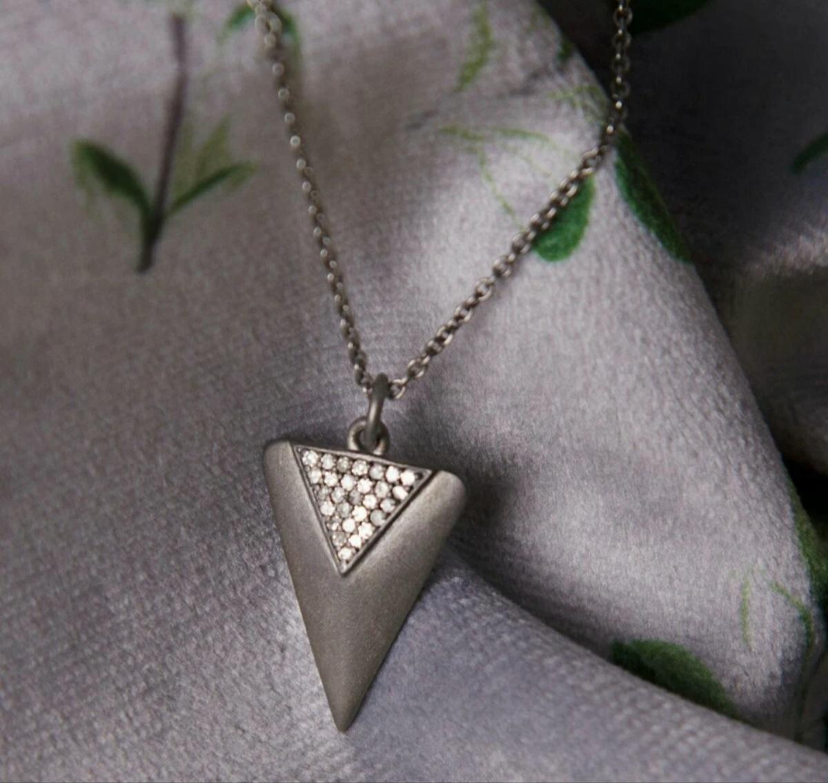 Collar diente de tiburón de diamantes pavé Collar triangular de diamantes de plata de ley 925. en Nuevo estado para la venta en Chicago, IL