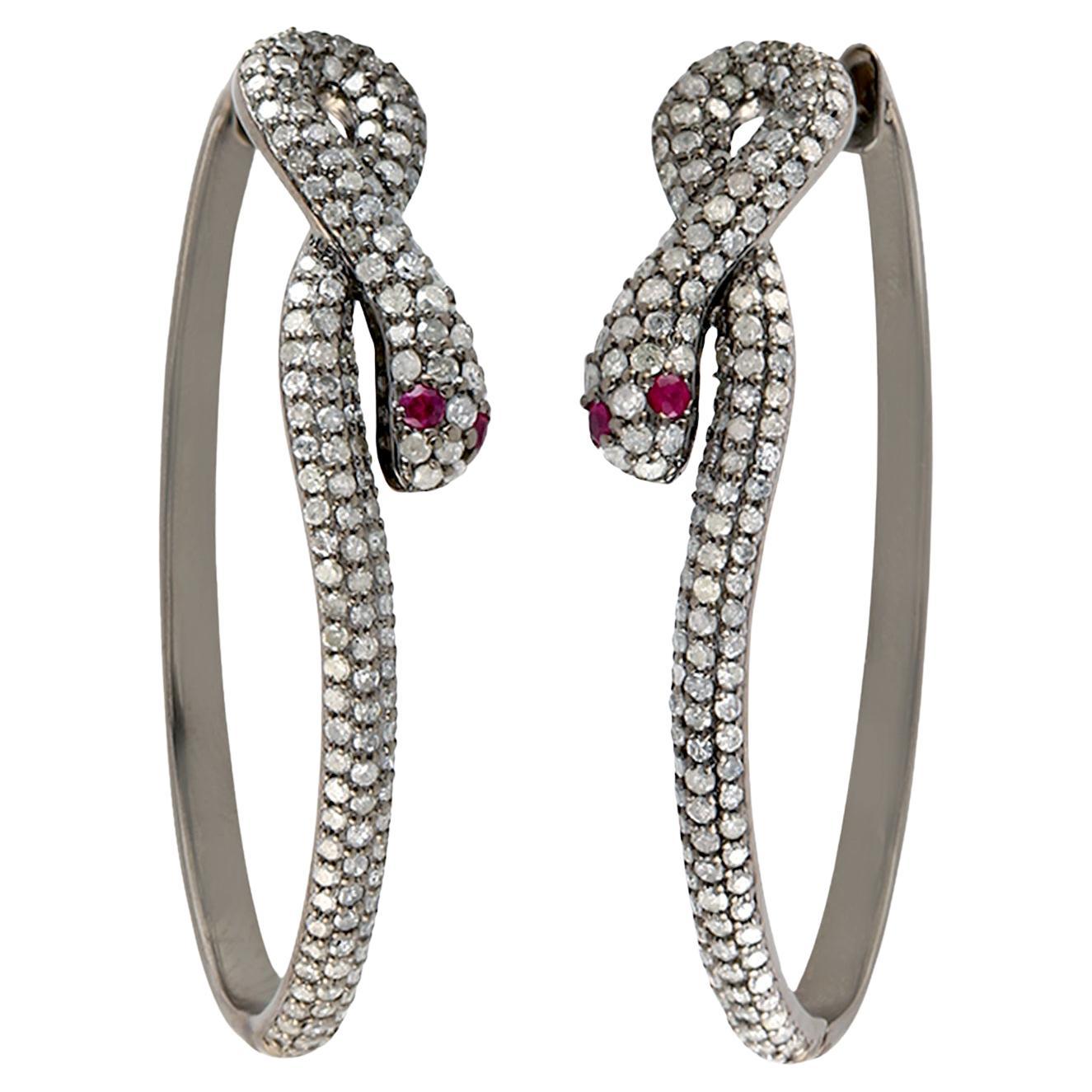 Orecchini a serpente con pavé di diamanti e occhi di rubino in oro bianco 18 carati