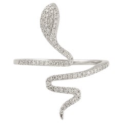 Anillo de serpiente con pavé de diamantes de oro blanco de 18 quilates