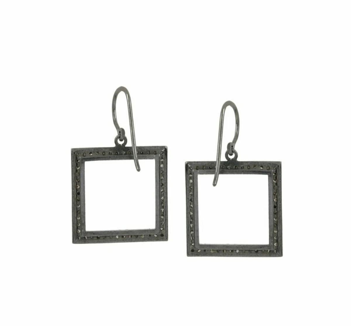 Taglio rotondo Orecchino a gancio con charm quadrato con diamante Pave in argento 925 Orecchino minimalista con diamante. in vendita