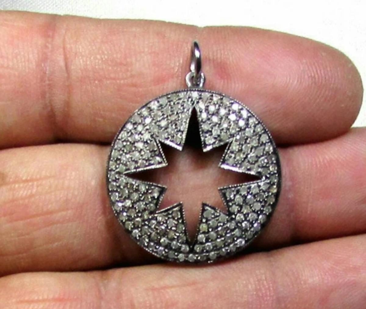 Colgante de plata 925 con diamantes en forma de estrella. Corte redondo en venta