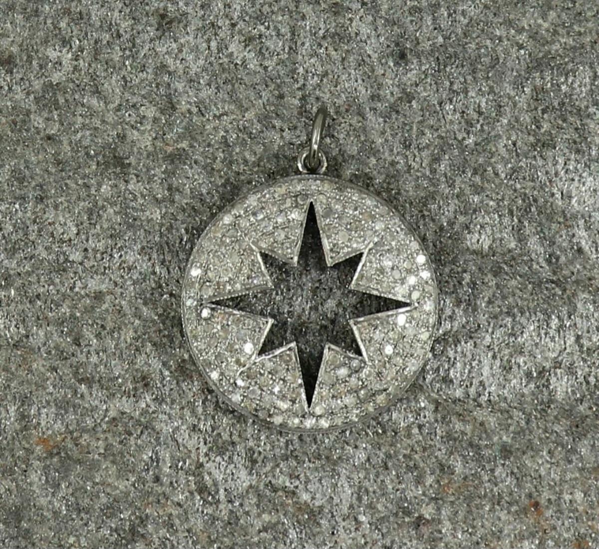 Femenino o masculino Colgante de plata 925 con diamantes en forma de estrella. en venta