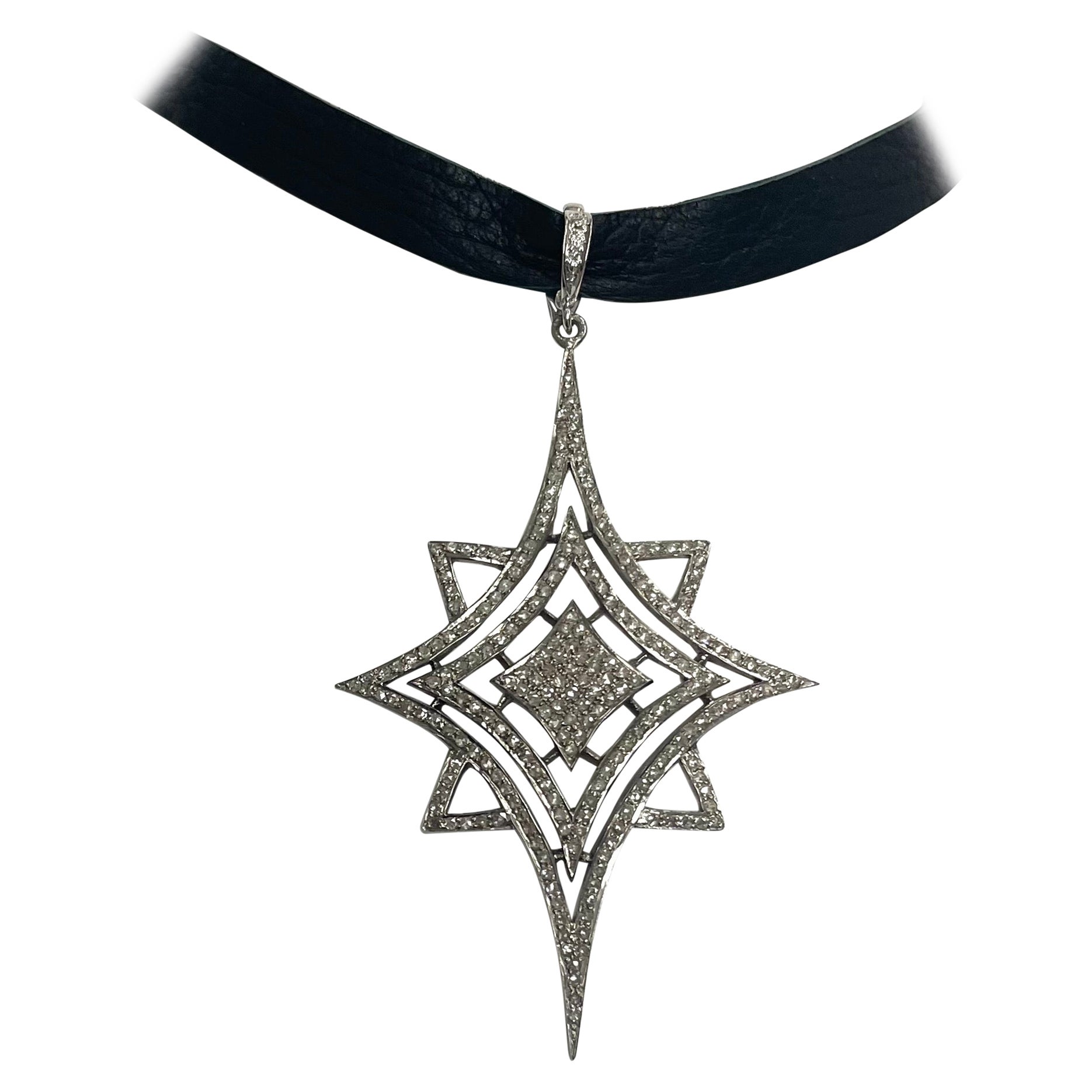 Descripción
Impresionante colgante de estrella de diamantes pavé suspendido de una hermosa gargantilla de suave piel de ciervo negra, reversible a ante, la longitud (13,25
