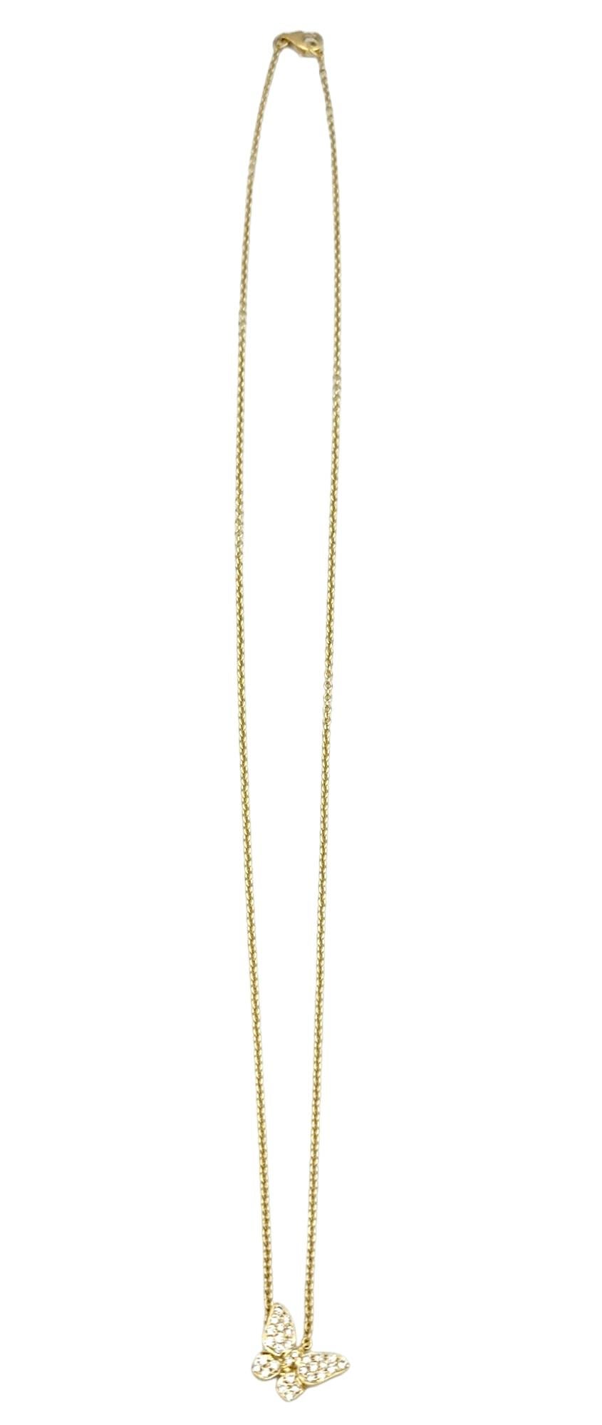 Round Cut Pavé Diamond Stationary Butterfly Pendant Necklace Set in 18 Karat Yellow Gold For Sale