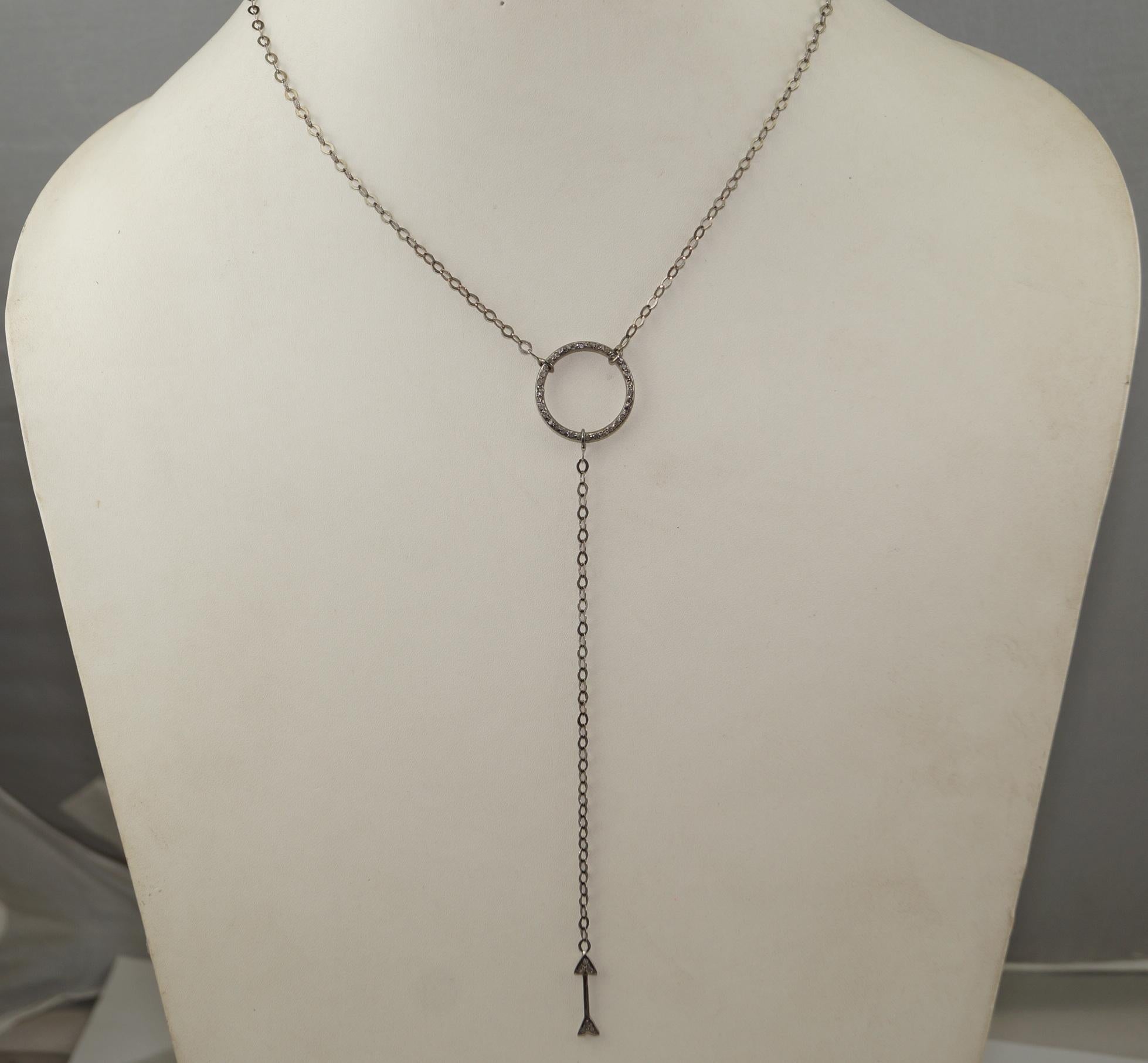 Romano classico Collana a forma di Y in argento Sterling con pavé di diamanti in vendita