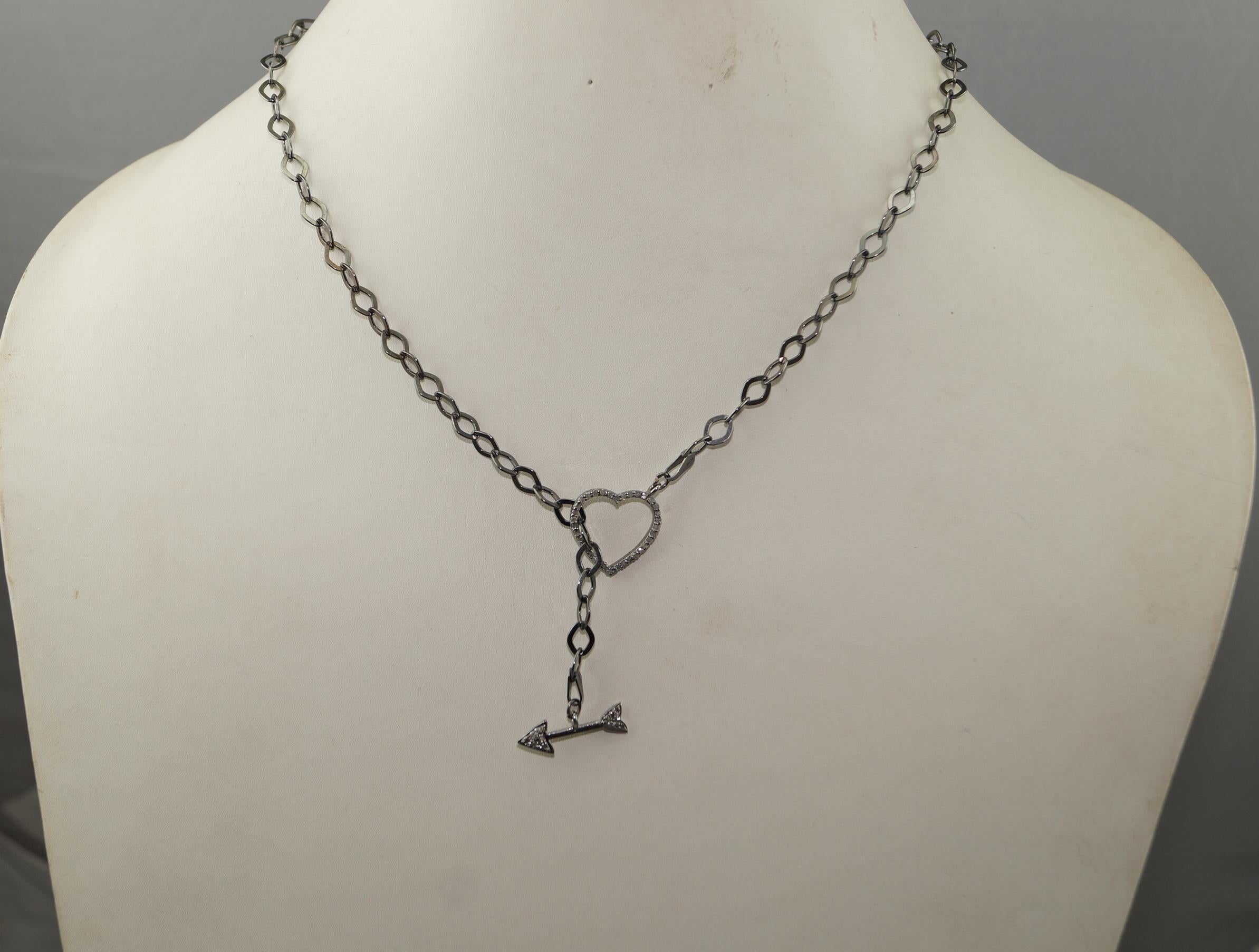 Romano classico Collana a forma di Y in argento Sterling con pavé di diamanti in vendita