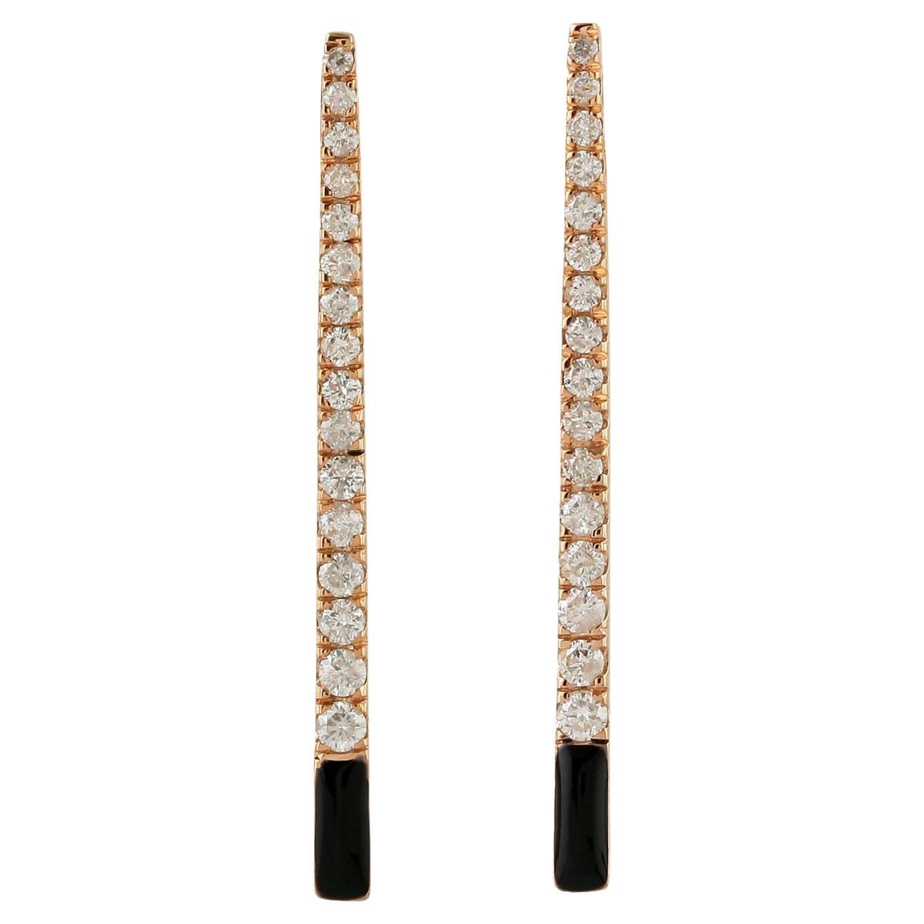 Orecchini a bastoncino con diamanti Pave e smalto nero in oro giallo 14k