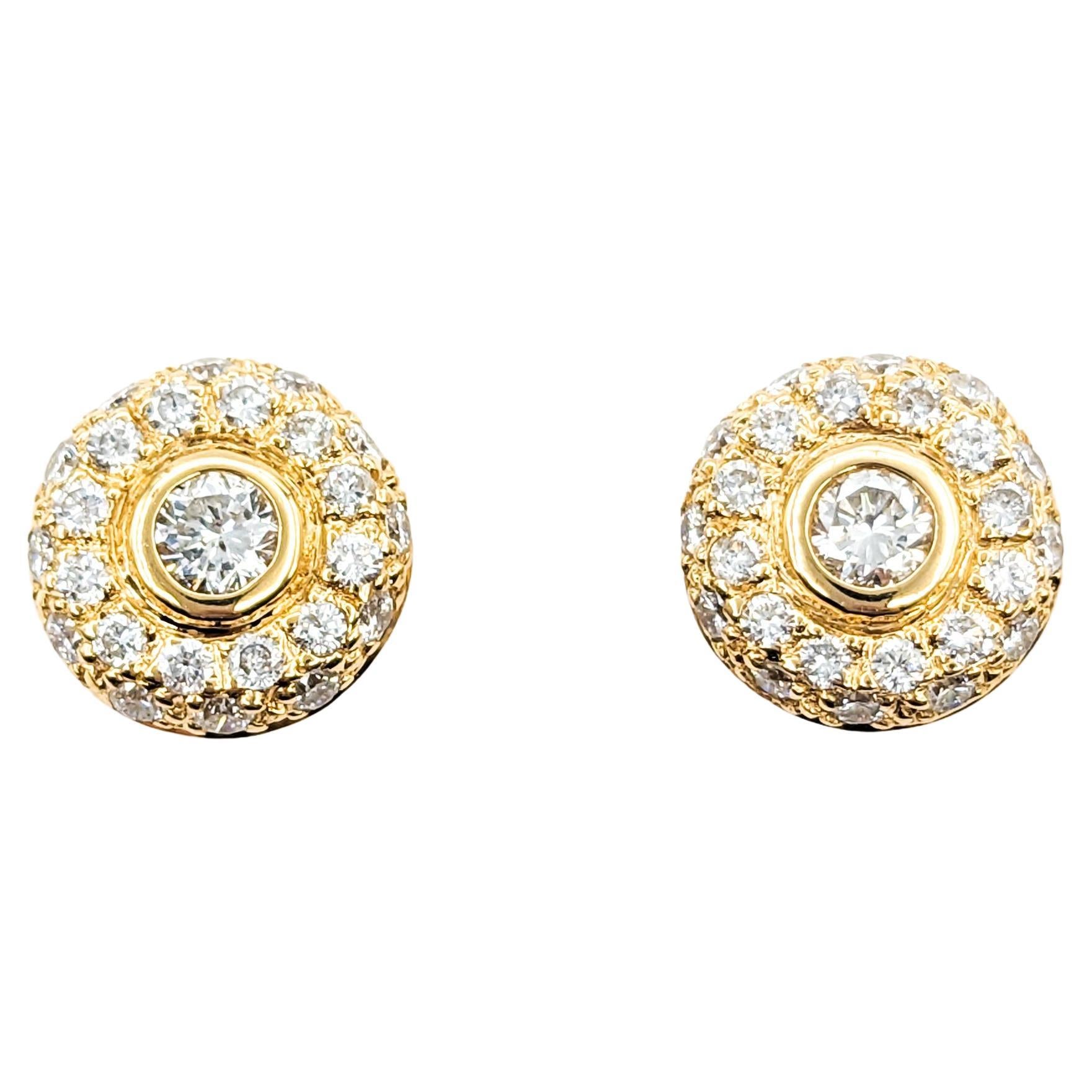 Pave-Diamant-Ohrstecker aus Gelbgold
