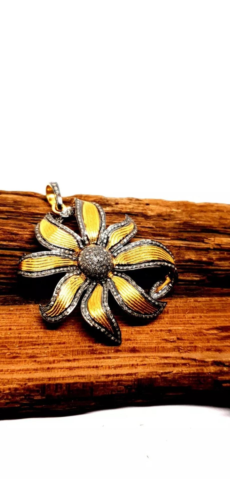 Art Déco Ciondolo a forma di girasole con diamante Pave in argento Sterling 925 Per le donne. in vendita